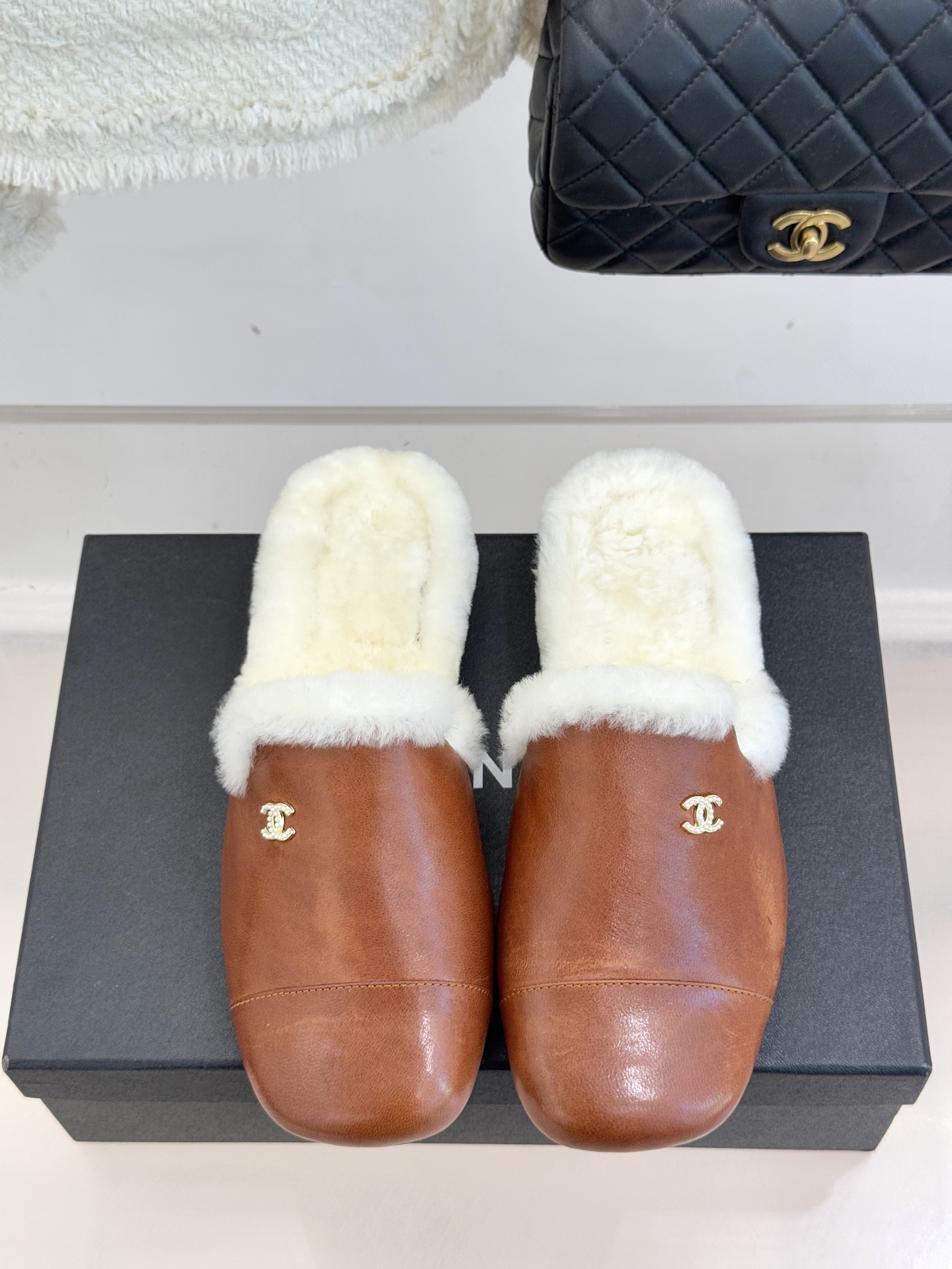 CHANE*｜小香经典双C包头半拖毛拖当法式经典邂逅冬日暖意这双毛拖以毫不费力的时髦感承包秋冬所有慵懒与