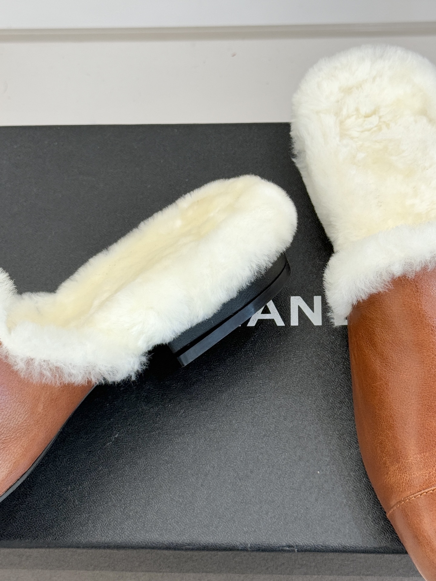 CHANE*｜小香经典双C包头半拖毛拖当法式经典邂逅冬日暖意这双毛拖以毫不费力的时髦感承包秋冬所有慵懒与