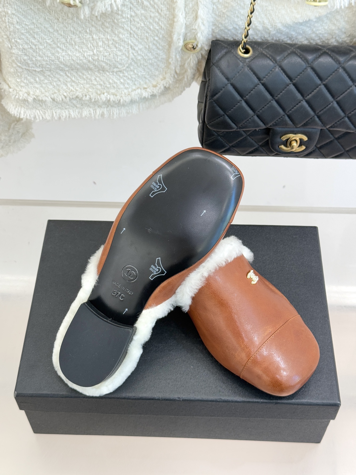 CHANE*｜小香经典双C包头半拖毛拖当法式经典邂逅冬日暖意这双毛拖以毫不费力的时髦感承包秋冬所有慵懒与