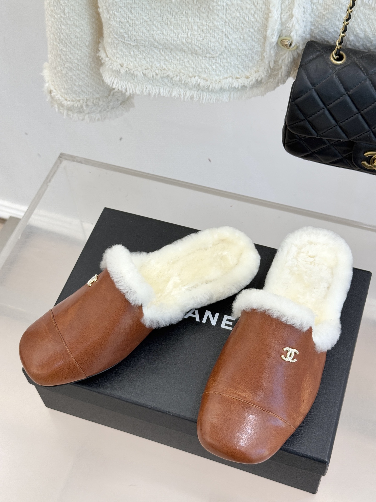 CHANE*｜小香经典双C包头半拖毛拖当法式经典邂逅冬日暖意这双毛拖以毫不费力的时髦感承包秋冬所有慵懒与