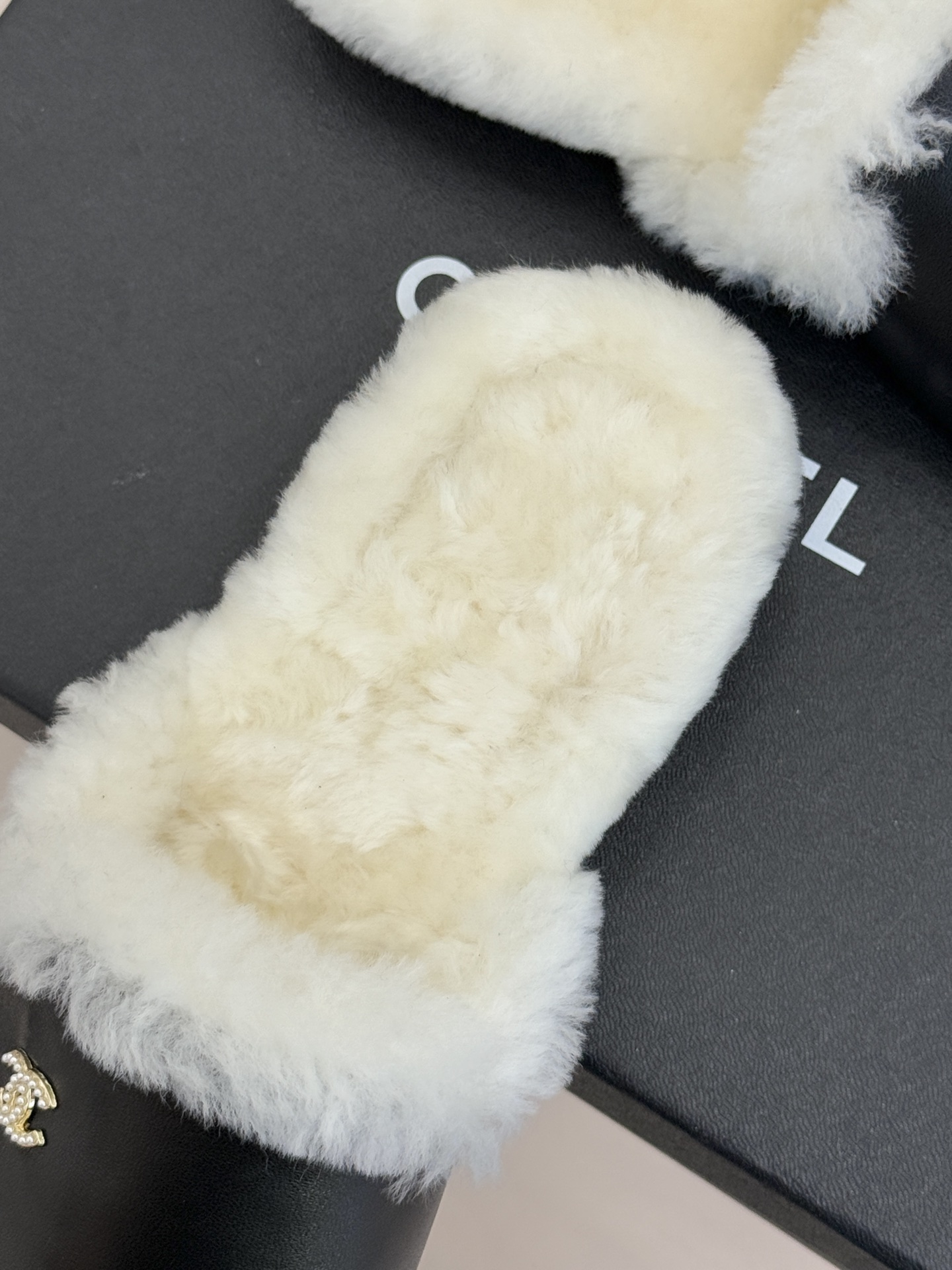 CHANE*｜小香经典双C包头半拖毛拖当法式经典邂逅冬日暖意这双毛拖以毫不费力的时髦感承包秋冬所有慵懒与