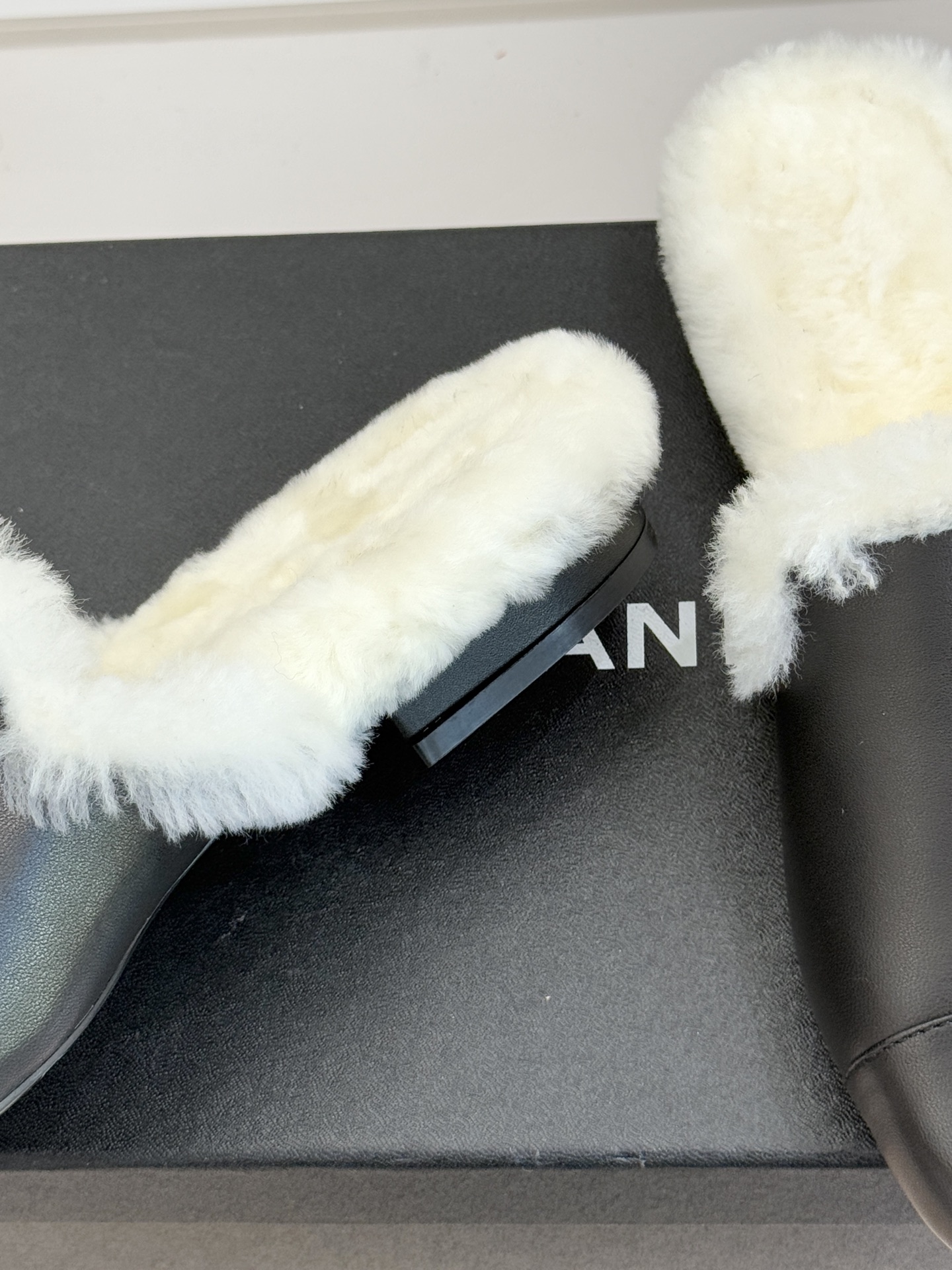 CHANE*｜小香经典双C包头半拖毛拖当法式经典邂逅冬日暖意这双毛拖以毫不费力的时髦感承包秋冬所有慵懒与