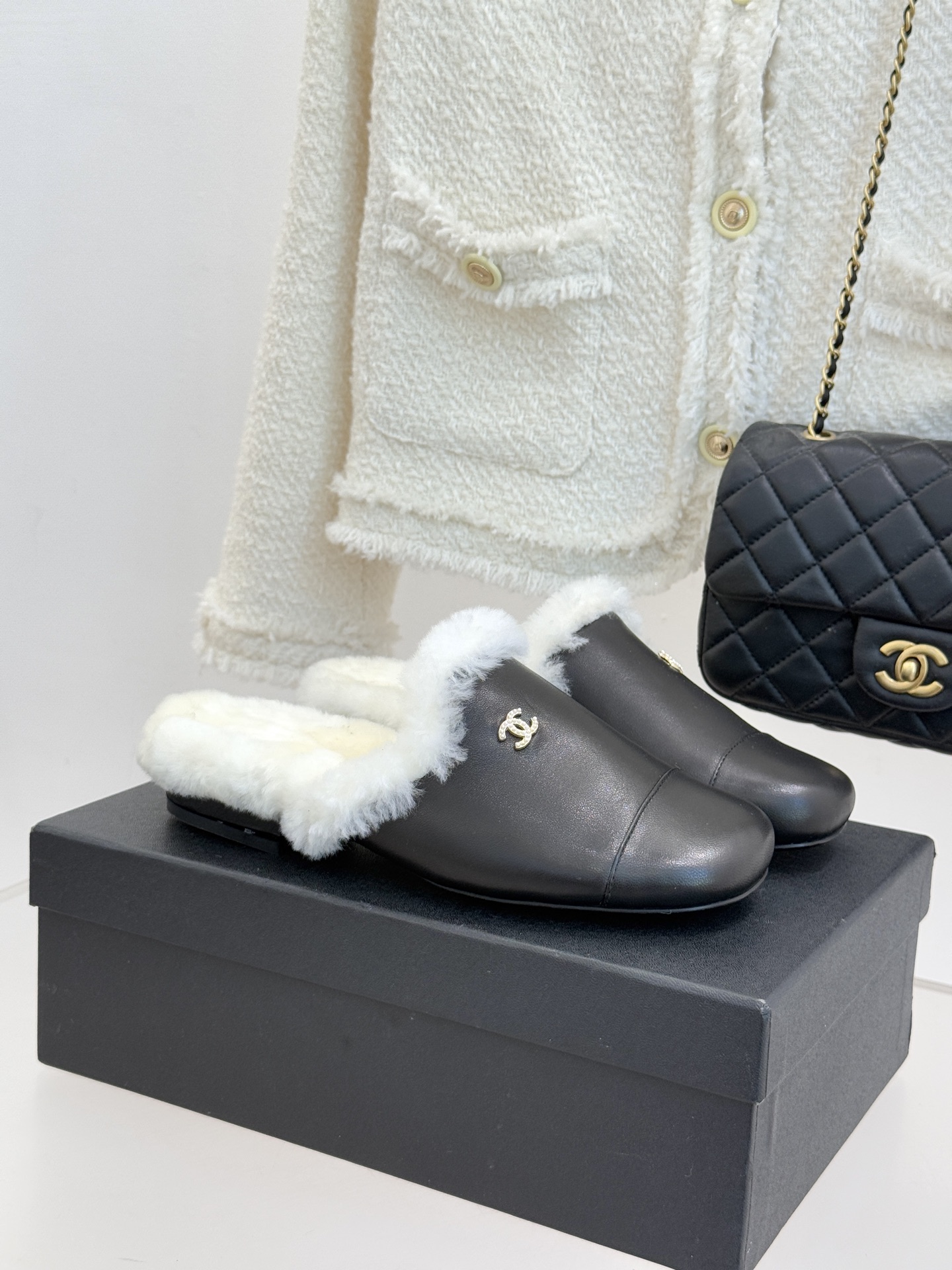 CHANE*｜小香经典双C包头半拖毛拖当法式经典邂逅冬日暖意这双毛拖以毫不费力的时髦感承包秋冬所有慵懒与