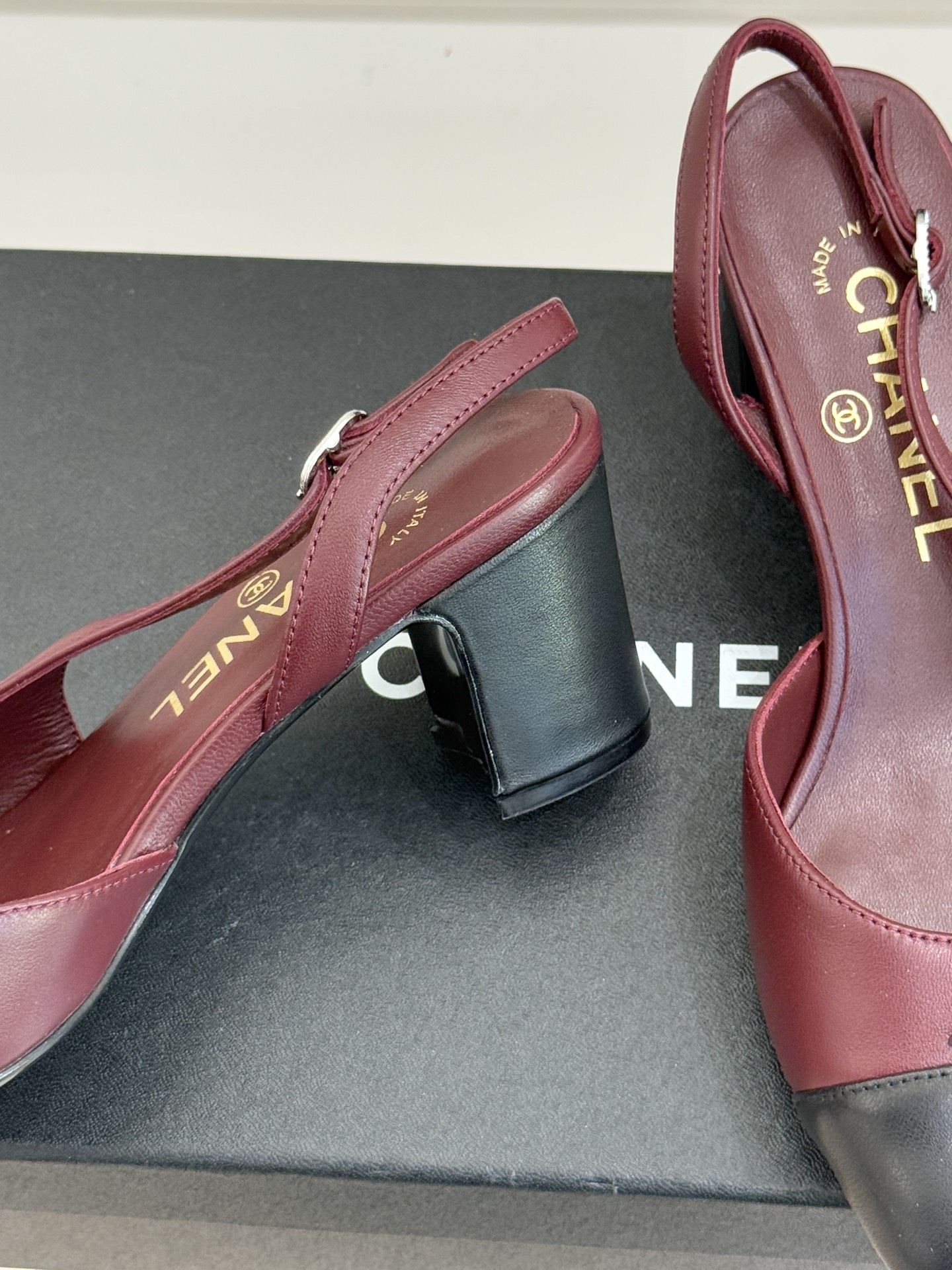 CHANE*｜小香25K拼色双C粗跟凉鞋当拼色灵感邂逅小香标志性元素这款凉鞋就成为夏日优雅代名词双C标志