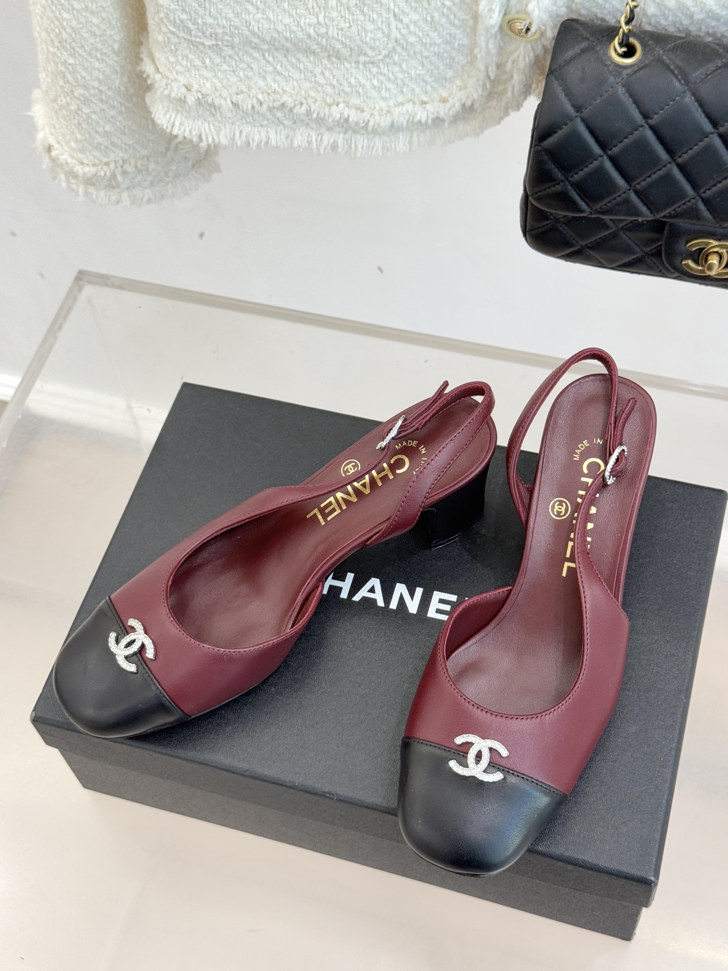 CHANE*｜小香25K拼色双C粗跟凉鞋当拼色灵感邂逅小香标志性元素这款凉鞋就成为夏日优雅代名词双C标志