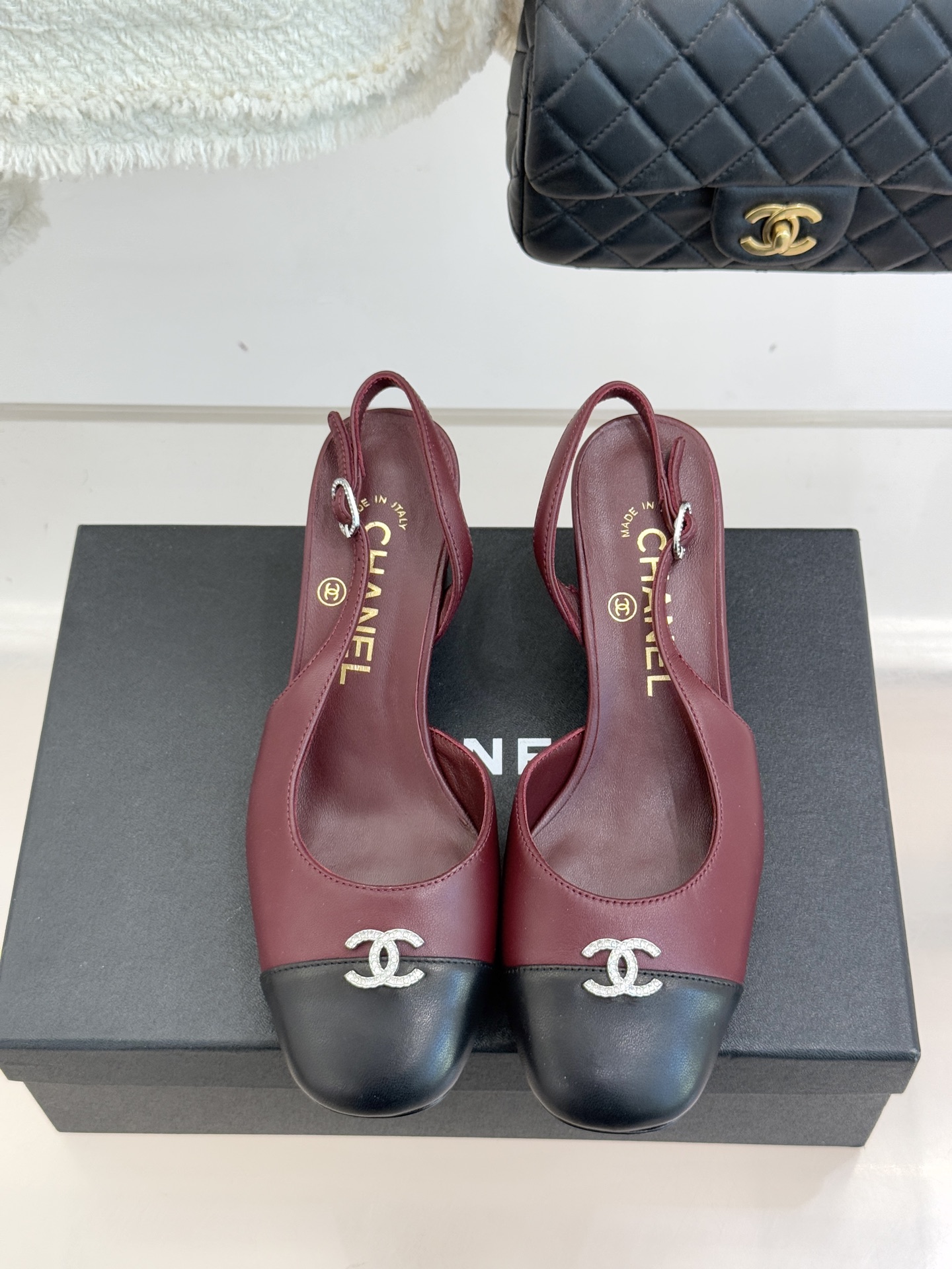 CHANE*｜小香25K拼色双C粗跟凉鞋当拼色灵感邂逅小香标志性元素这款凉鞋就成为夏日优雅代名词双C标志