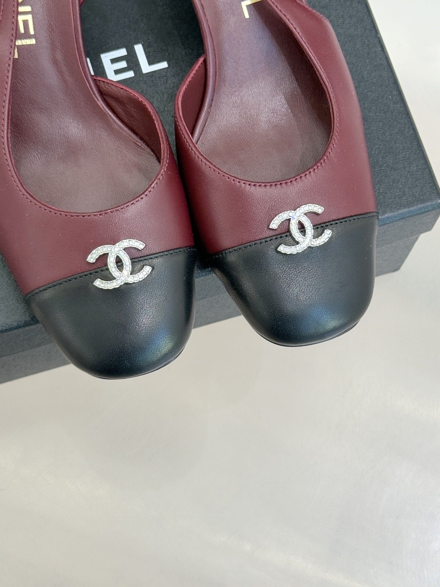 CHANE*｜小香25K拼色双C粗跟凉鞋当拼色灵感邂逅小香标志性元素这款凉鞋就成为夏日优雅代名词双C标志