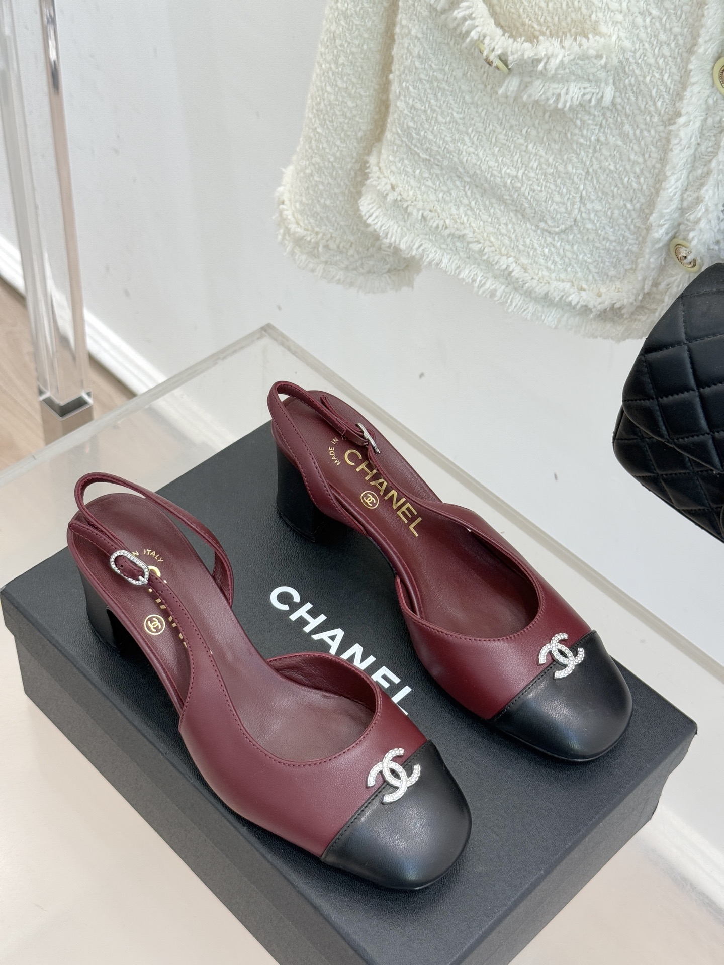 CHANE*｜小香25K拼色双C粗跟凉鞋当拼色灵感邂逅小香标志性元素这款凉鞋就成为夏日优雅代名词双C标志