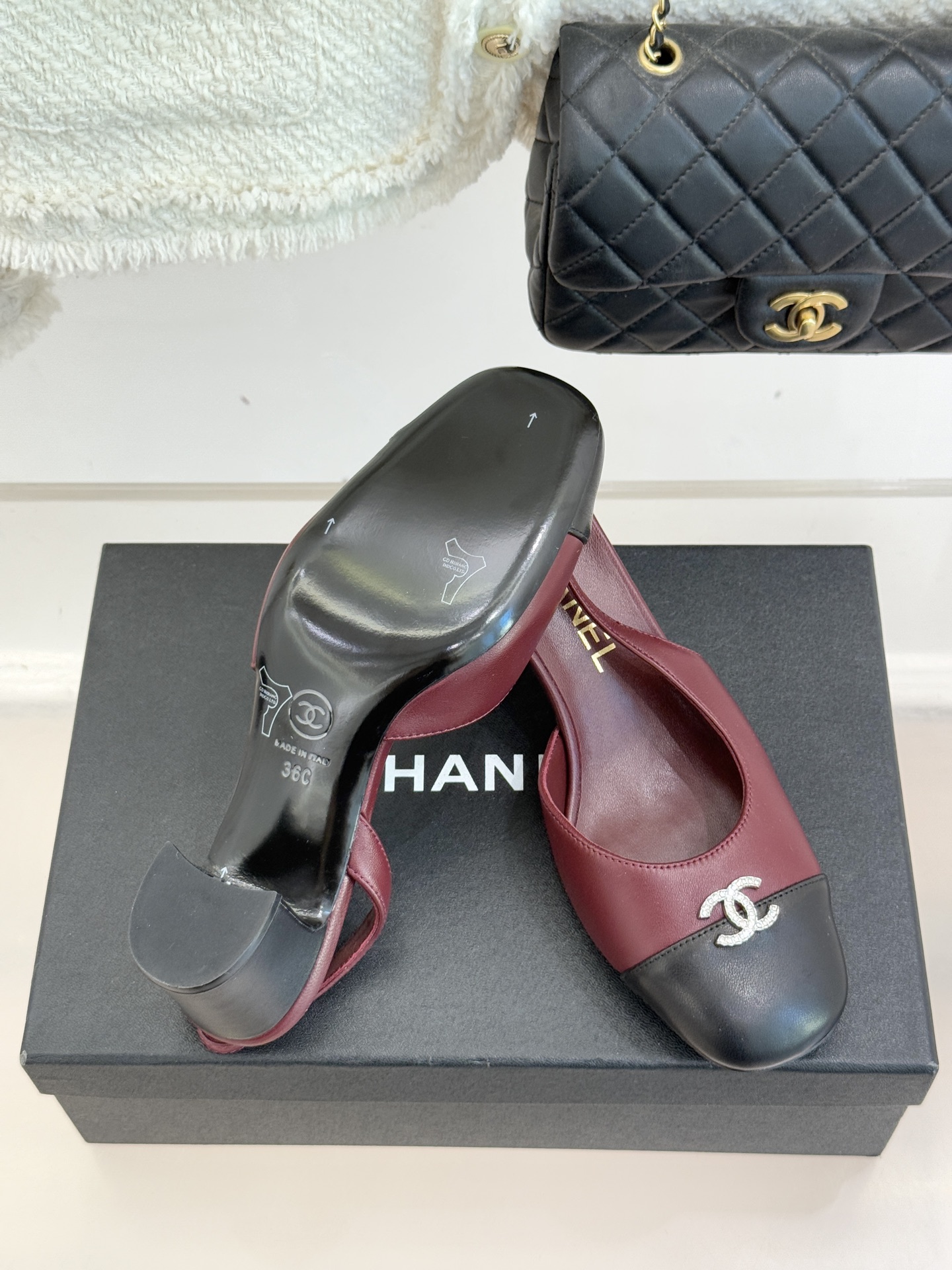 CHANE*｜小香25K拼色双C粗跟凉鞋当拼色灵感邂逅小香标志性元素这款凉鞋就成为夏日优雅代名词双C标志