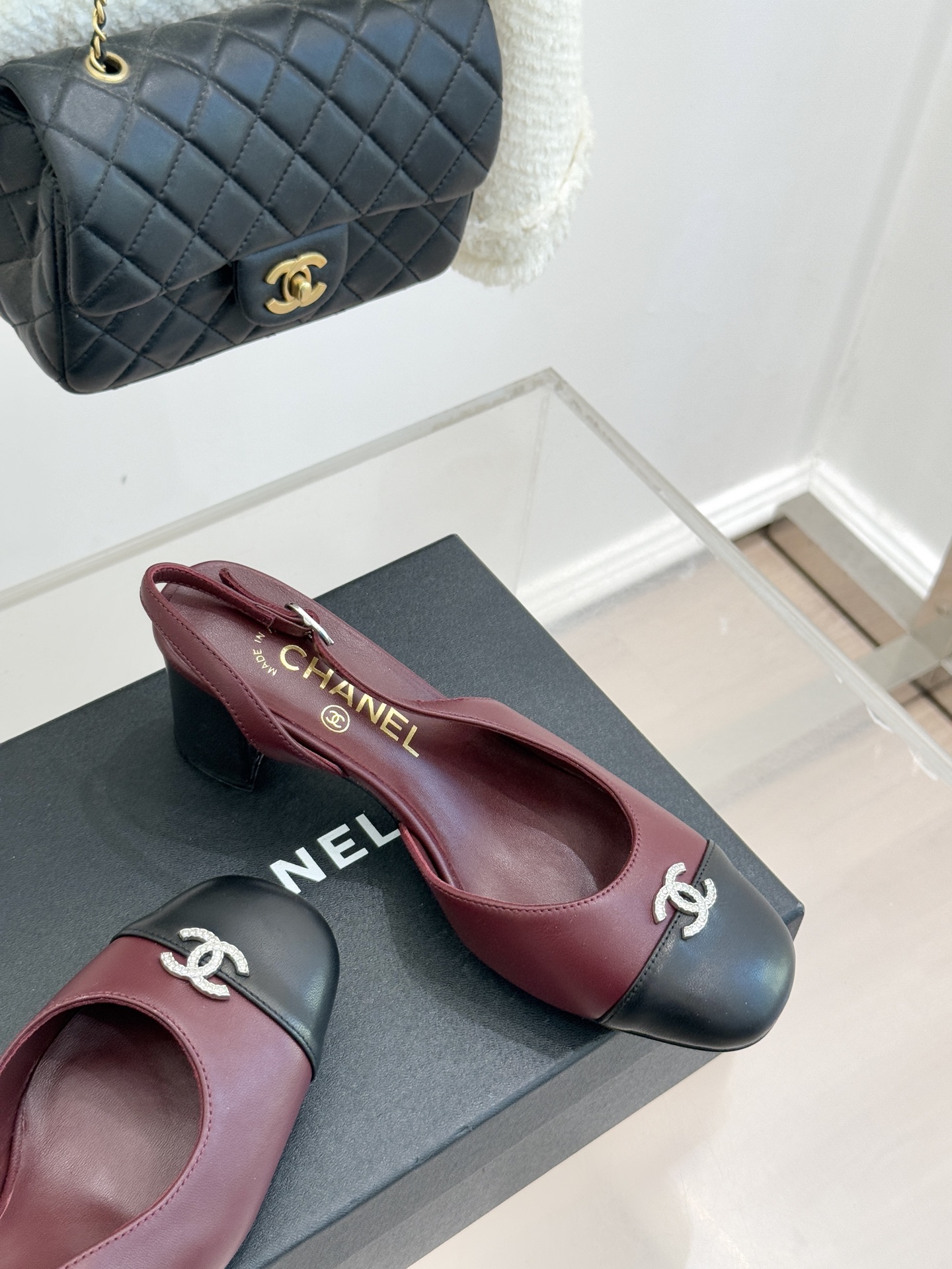 CHANE*｜小香25K拼色双C粗跟凉鞋当拼色灵感邂逅小香标志性元素这款凉鞋就成为夏日优雅代名词双C标志