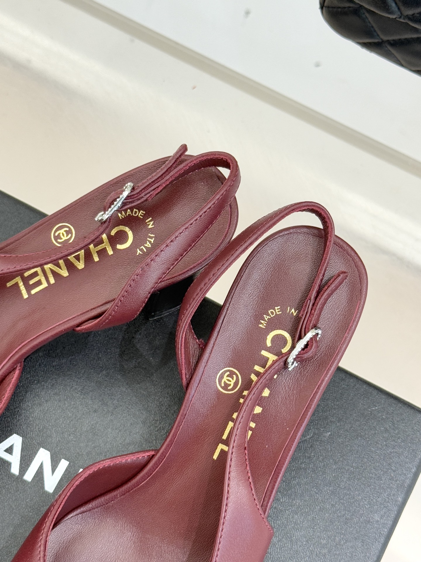 CHANE*｜小香25K拼色双C粗跟凉鞋当拼色灵感邂逅小香标志性元素这款凉鞋就成为夏日优雅代名词双C标志