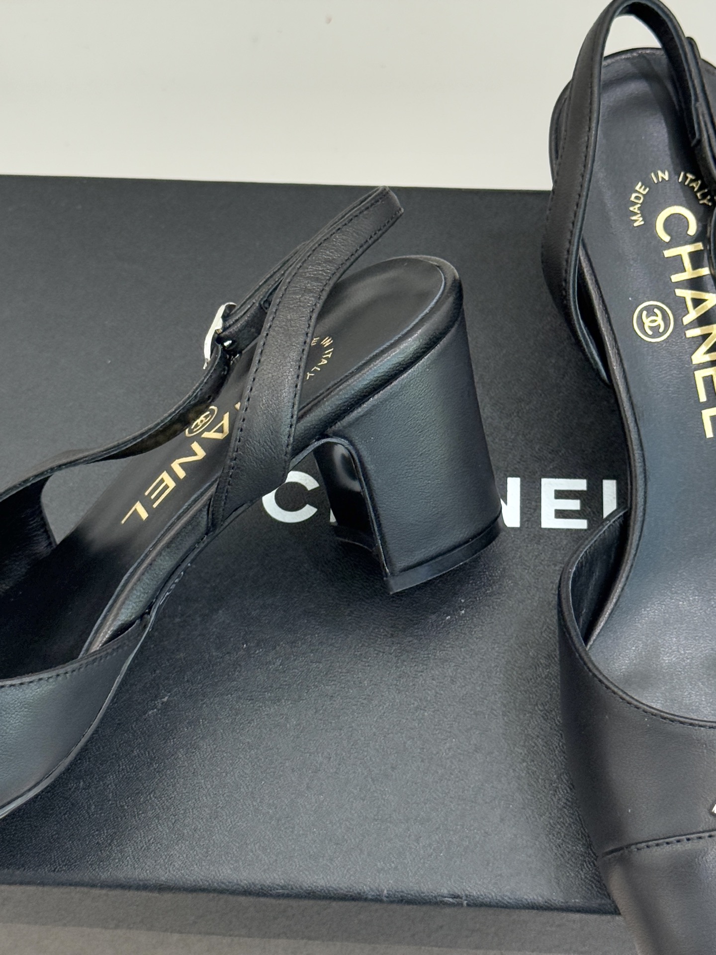 CHANE*｜小香25K拼色双C粗跟凉鞋当拼色灵感邂逅小香标志性元素这款凉鞋就成为夏日优雅代名词双C标志