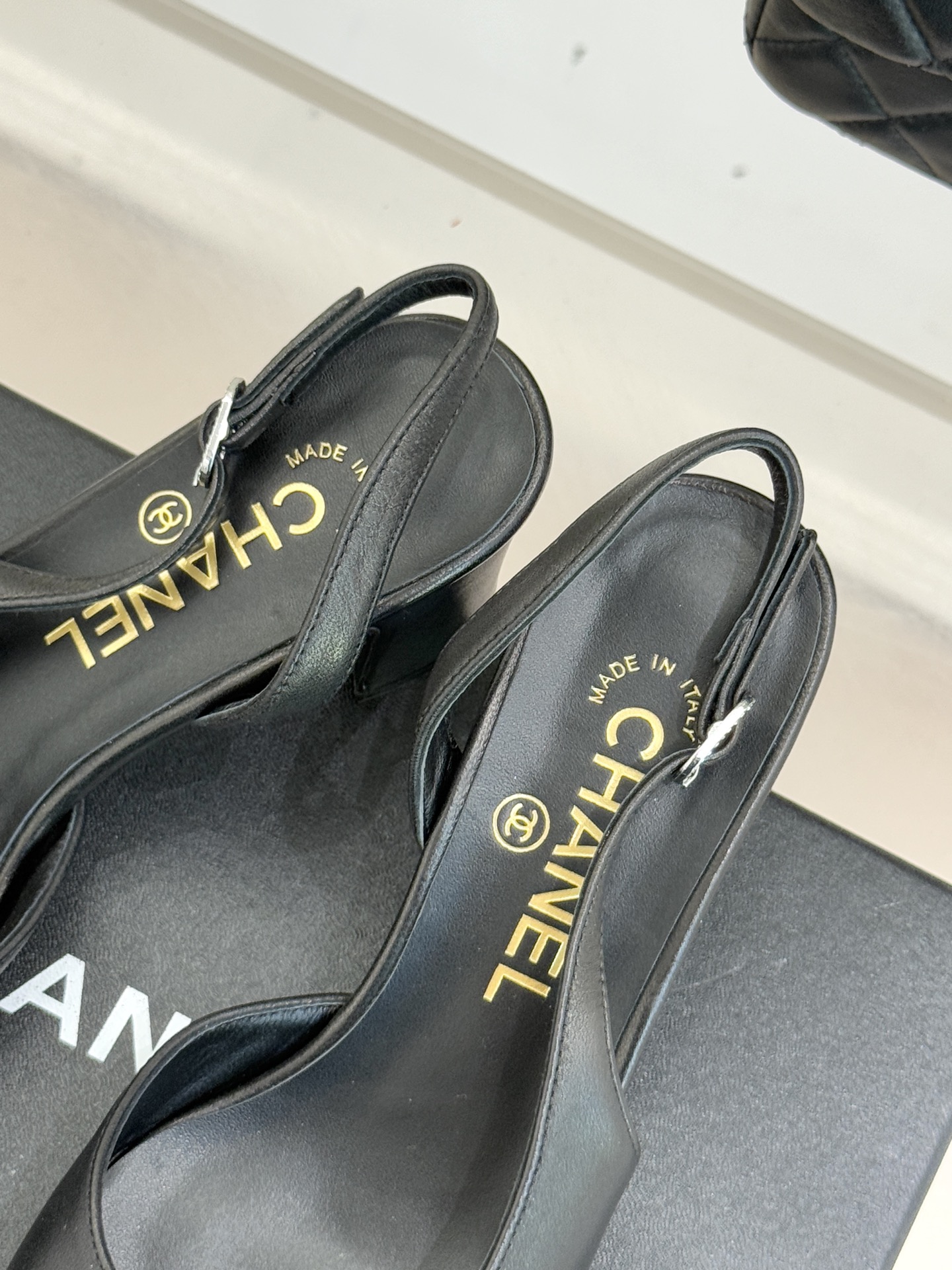 CHANE*｜小香25K拼色双C粗跟凉鞋当拼色灵感邂逅小香标志性元素这款凉鞋就成为夏日优雅代名词双C标志