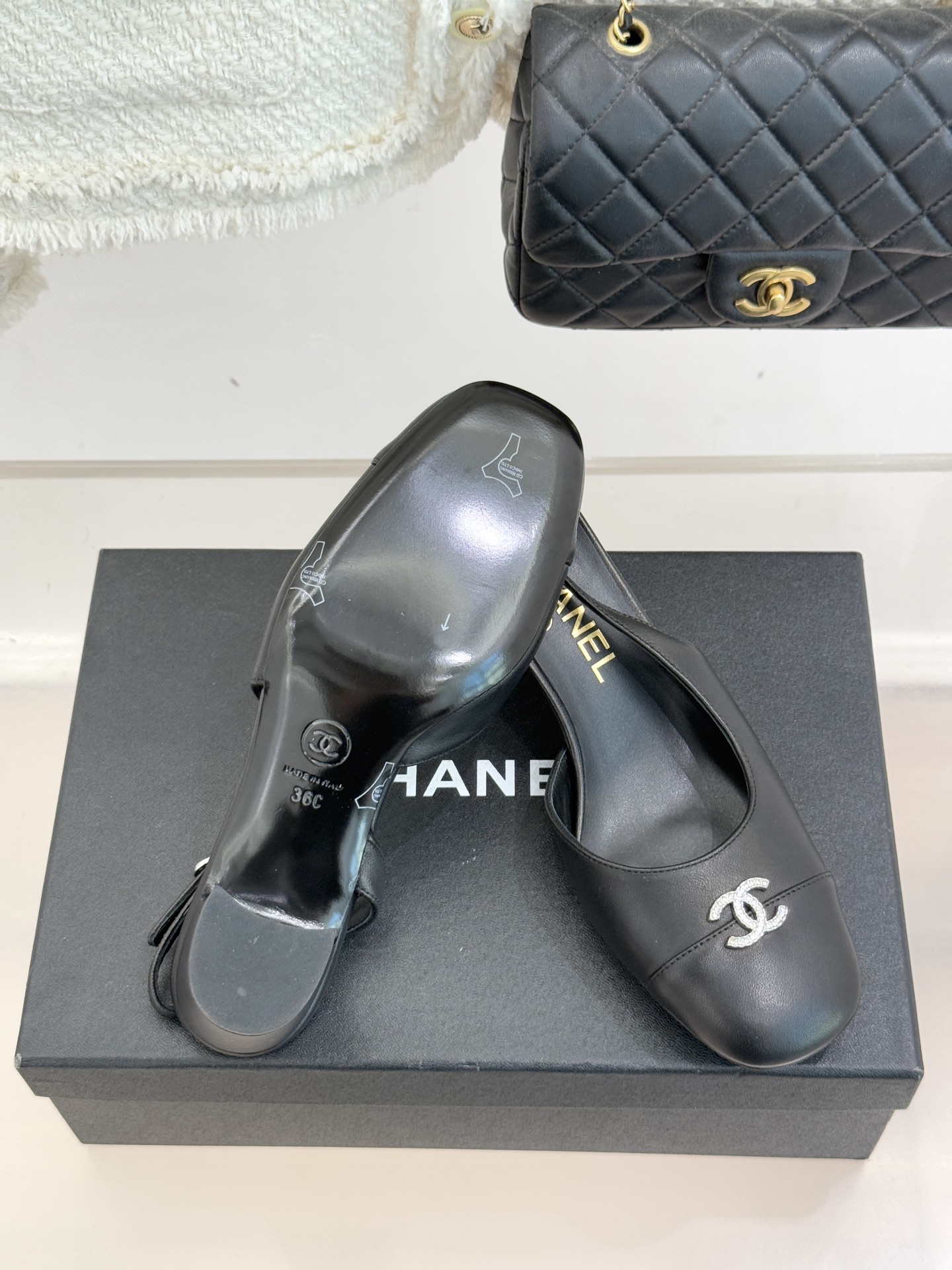 CHANE*｜小香25K拼色双C粗跟凉鞋当拼色灵感邂逅小香标志性元素这款凉鞋就成为夏日优雅代名词双C标志