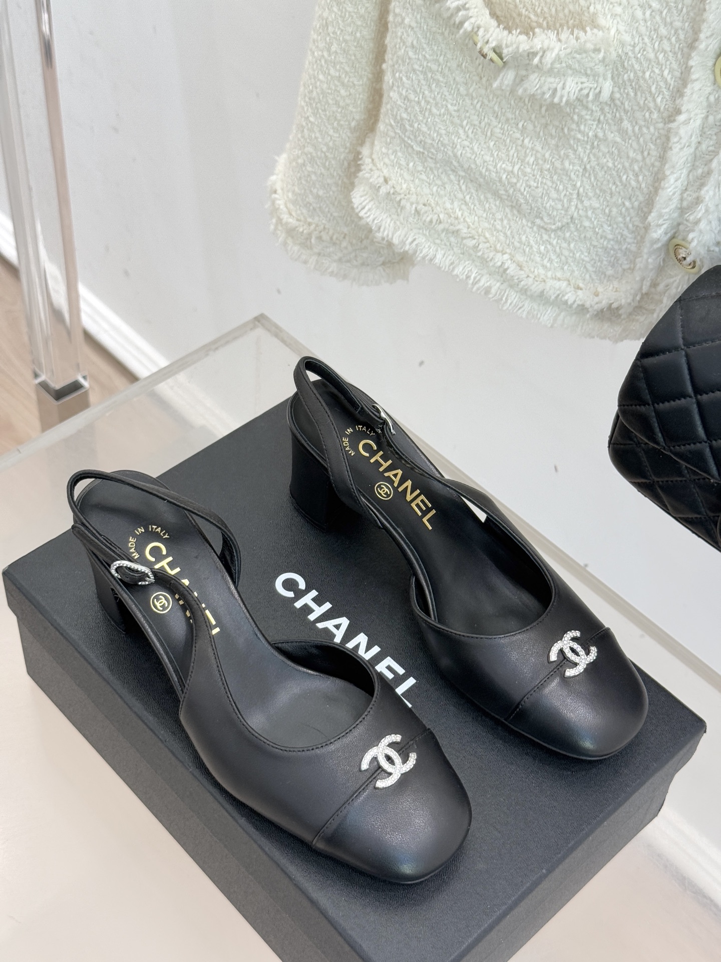 CHANE*｜小香25K拼色双C粗跟凉鞋当拼色灵感邂逅小香标志性元素这款凉鞋就成为夏日优雅代名词双C标志