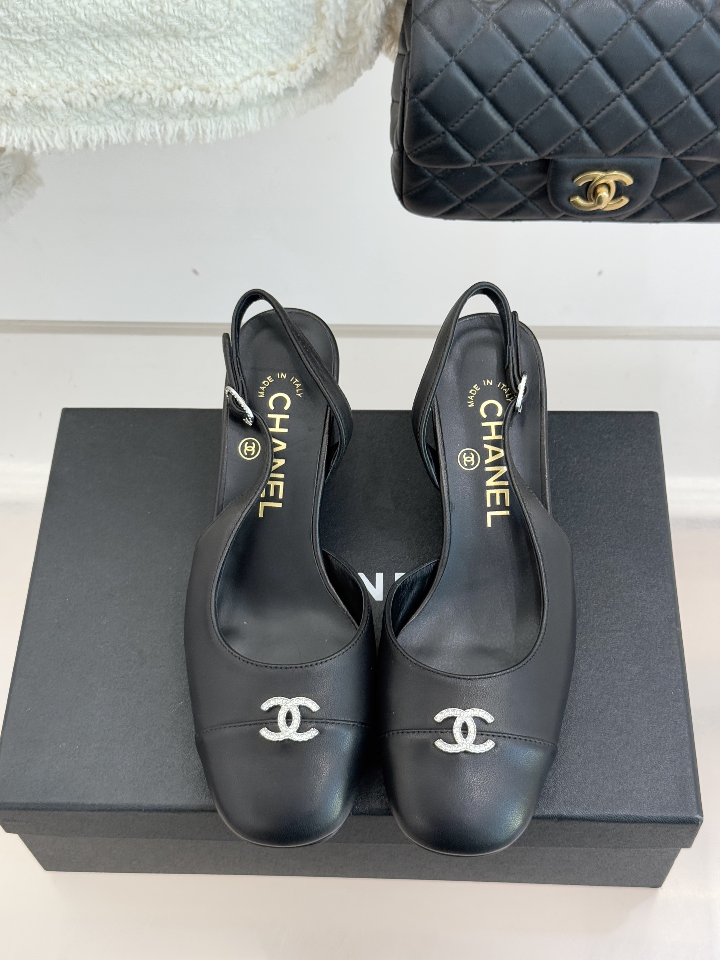 CHANE*｜小香25K拼色双C粗跟凉鞋当拼色灵感邂逅小香标志性元素这款凉鞋就成为夏日优雅代名词双C标志