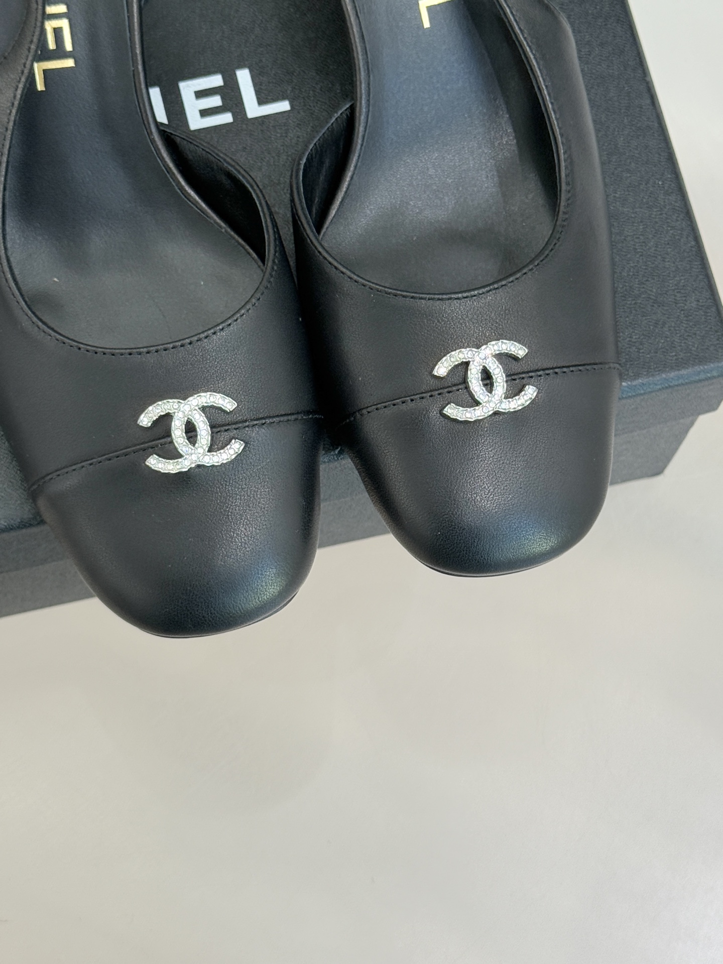 CHANE*｜小香25K拼色双C粗跟凉鞋当拼色灵感邂逅小香标志性元素这款凉鞋就成为夏日优雅代名词双C标志