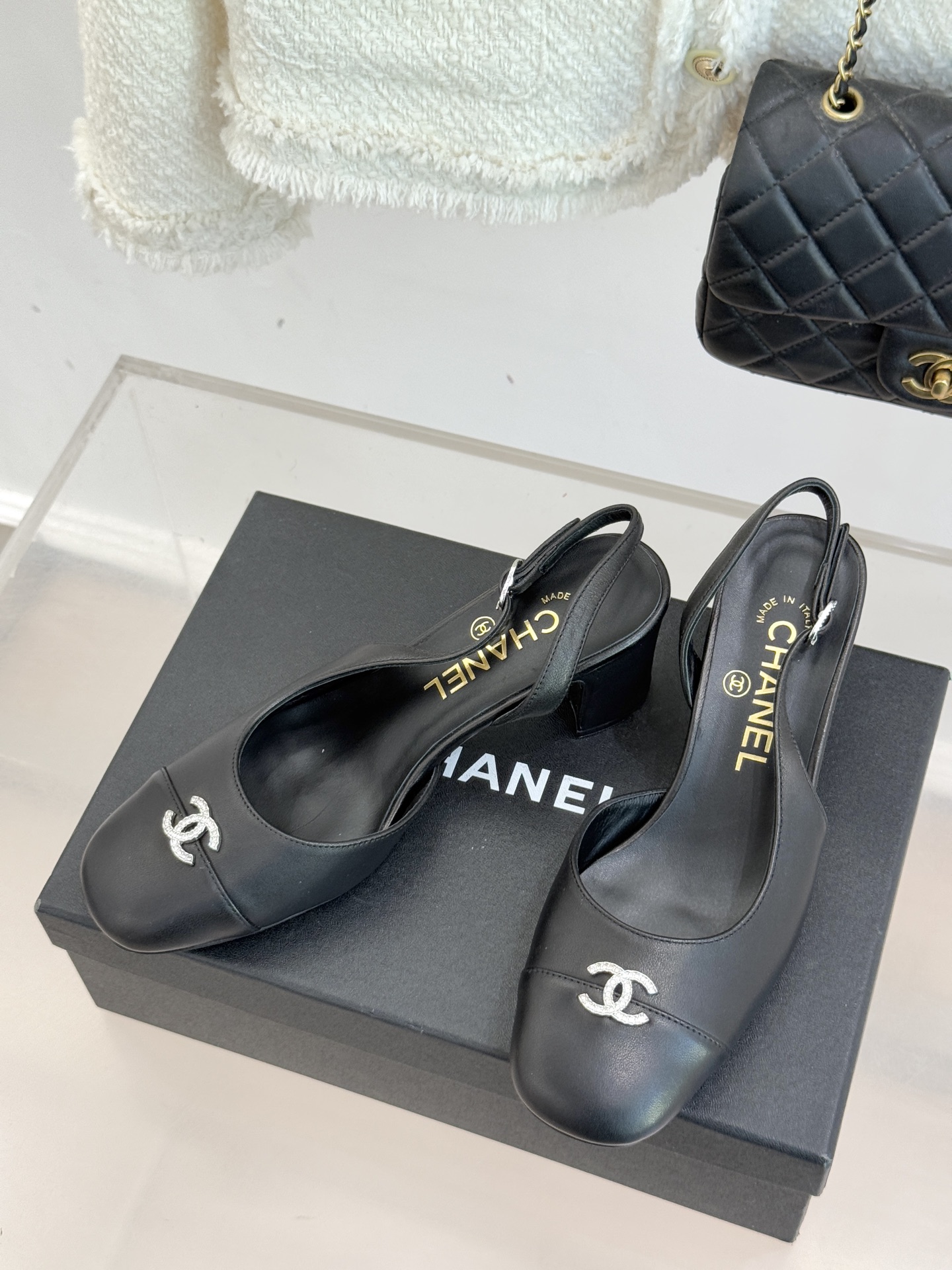 CHANE*｜小香25K拼色双C粗跟凉鞋当拼色灵感邂逅小香标志性元素这款凉鞋就成为夏日优雅代名词双C标志