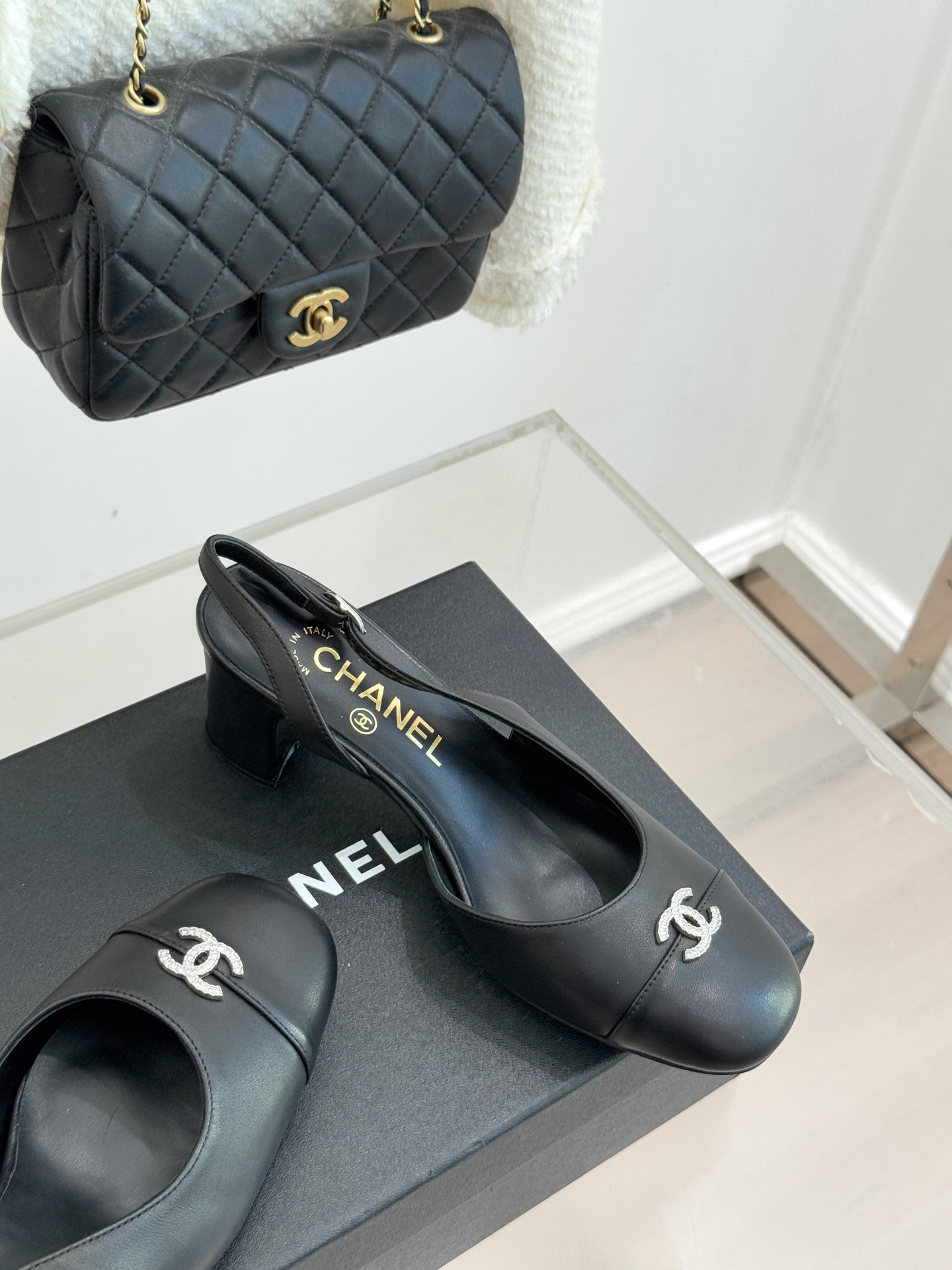 CHANE*｜小香25K拼色双C粗跟凉鞋当拼色灵感邂逅小香标志性元素这款凉鞋就成为夏日优雅代名词双C标志