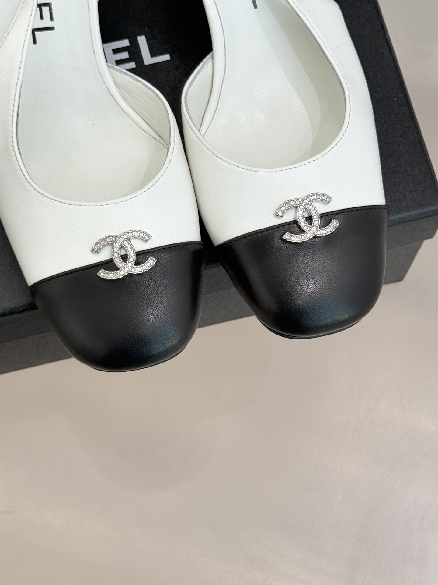 CHANE*｜小香25K拼色双C粗跟凉鞋当拼色灵感邂逅小香标志性元素这款凉鞋就成为夏日优雅代名词双C标志