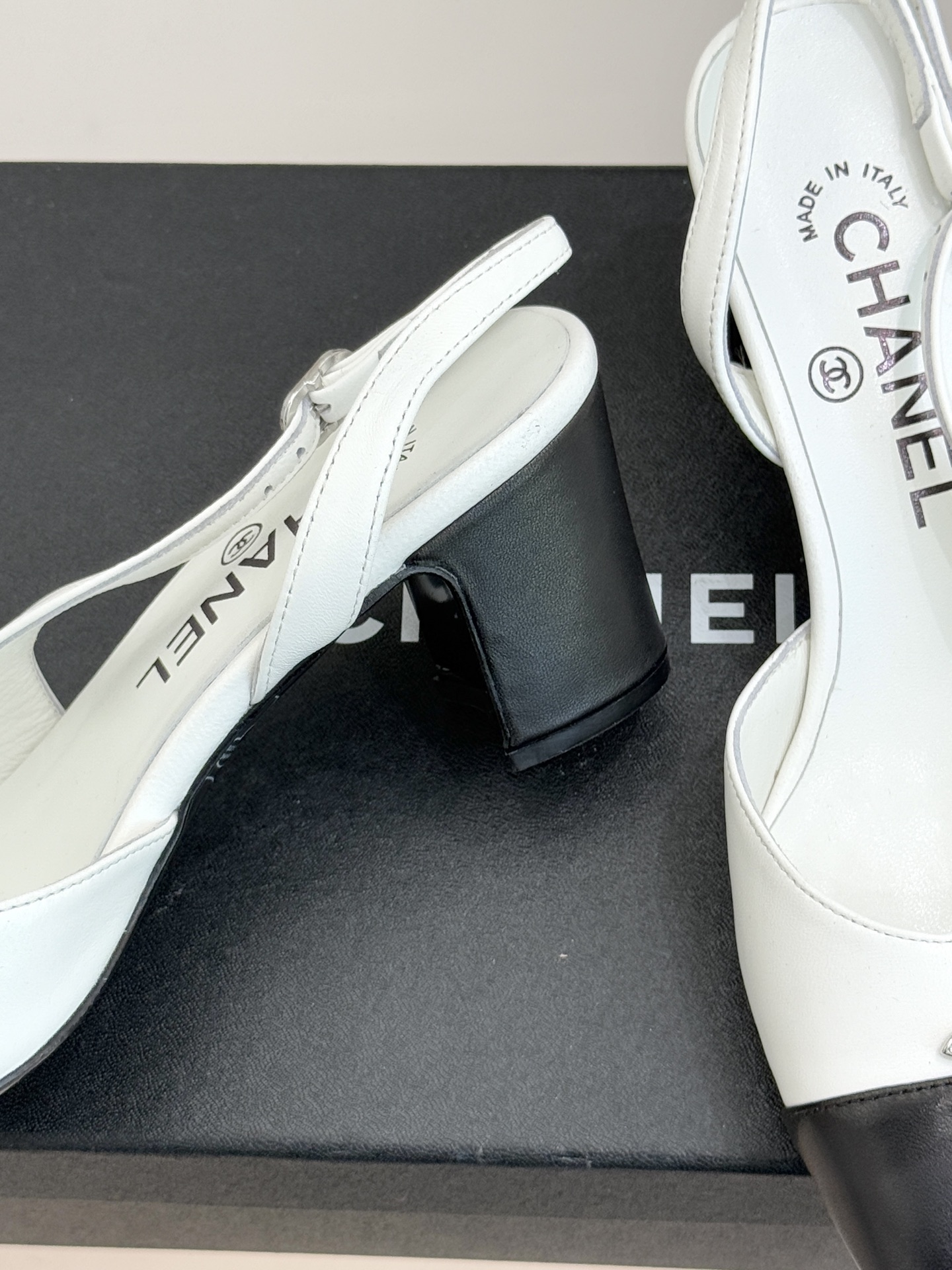 CHANE*｜小香25K拼色双C粗跟凉鞋当拼色灵感邂逅小香标志性元素这款凉鞋就成为夏日优雅代名词双C标志