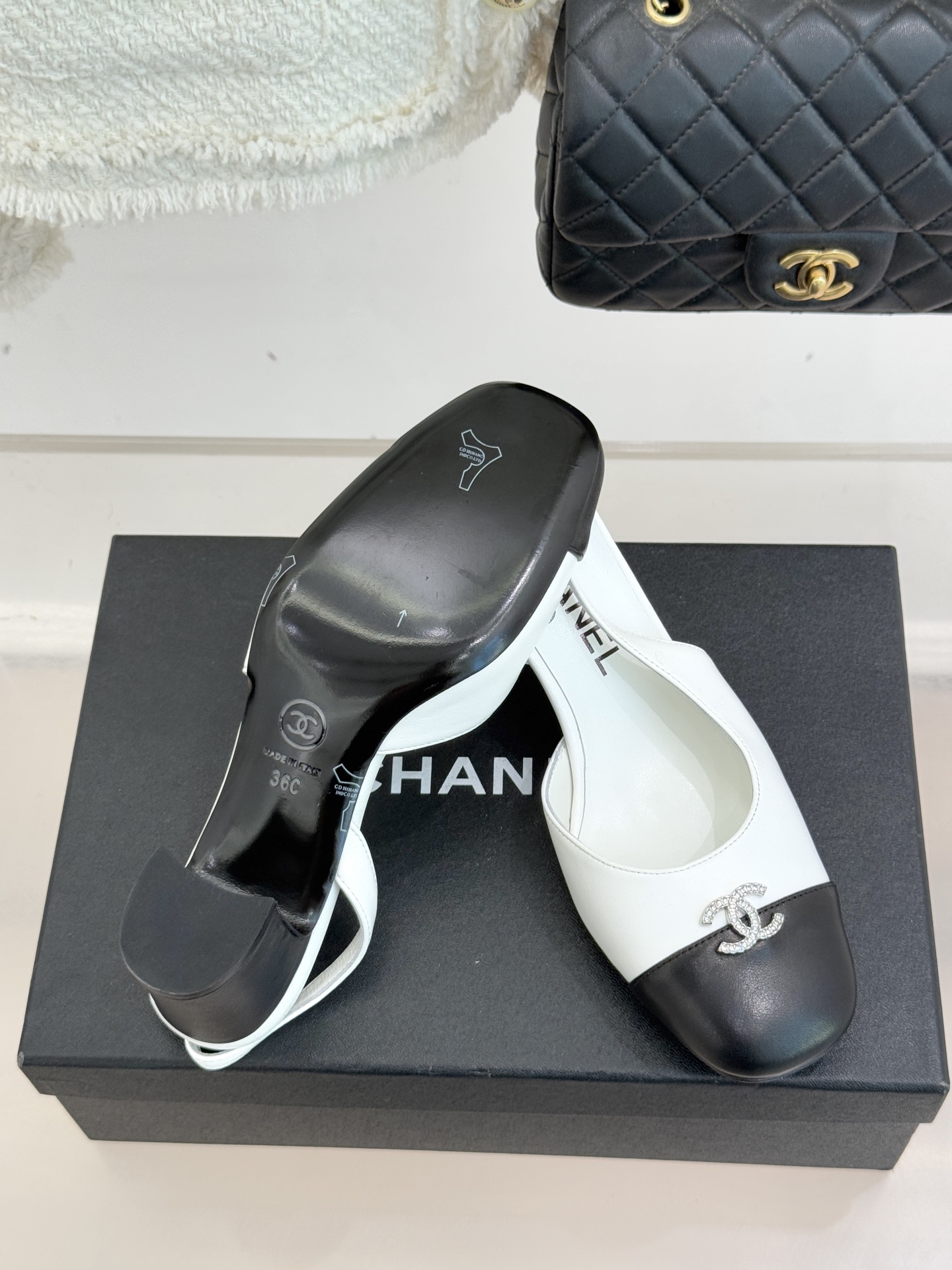 CHANE*｜小香25K拼色双C粗跟凉鞋当拼色灵感邂逅小香标志性元素这款凉鞋就成为夏日优雅代名词双C标志