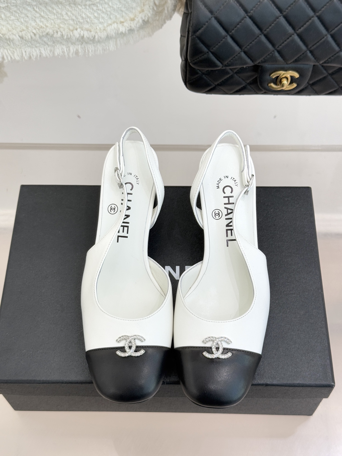 CHANE*｜小香25K拼色双C粗跟凉鞋当拼色灵感邂逅小香标志性元素这款凉鞋就成为夏日优雅代名词双C标志