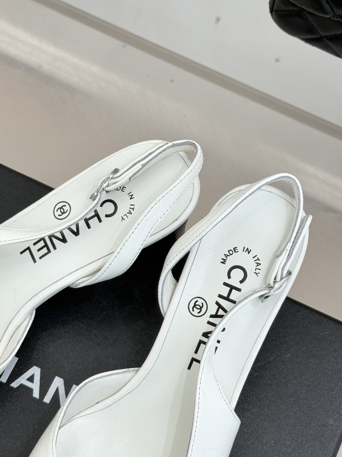 CHANE*｜小香25K拼色双C粗跟凉鞋当拼色灵感邂逅小香标志性元素这款凉鞋就成为夏日优雅代名词双C标志