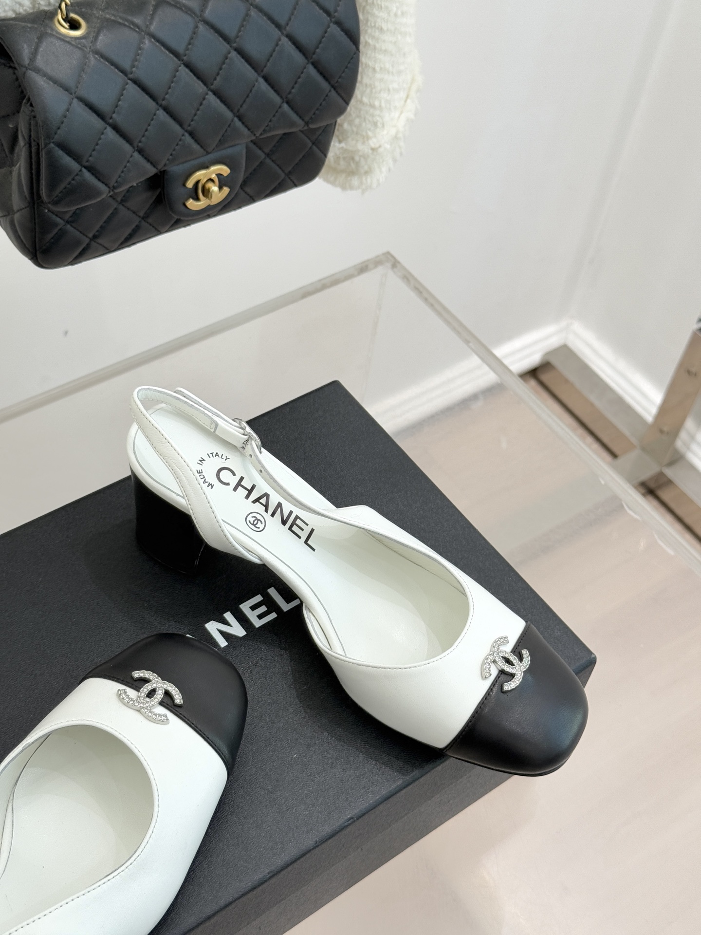 CHANE*｜小香25K拼色双C粗跟凉鞋当拼色灵感邂逅小香标志性元素这款凉鞋就成为夏日优雅代名词双C标志