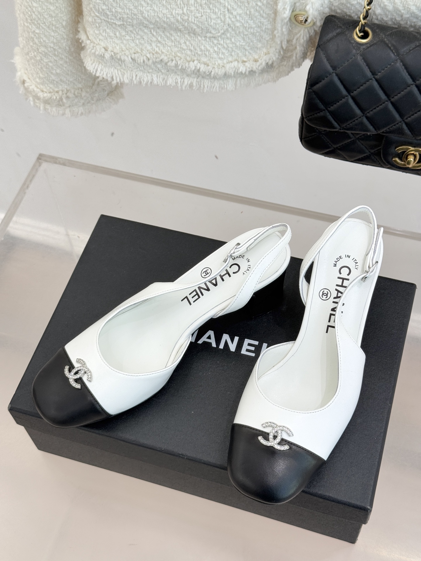 CHANE*｜小香25K拼色双C粗跟凉鞋当拼色灵感邂逅小香标志性元素这款凉鞋就成为夏日优雅代名词双C标志