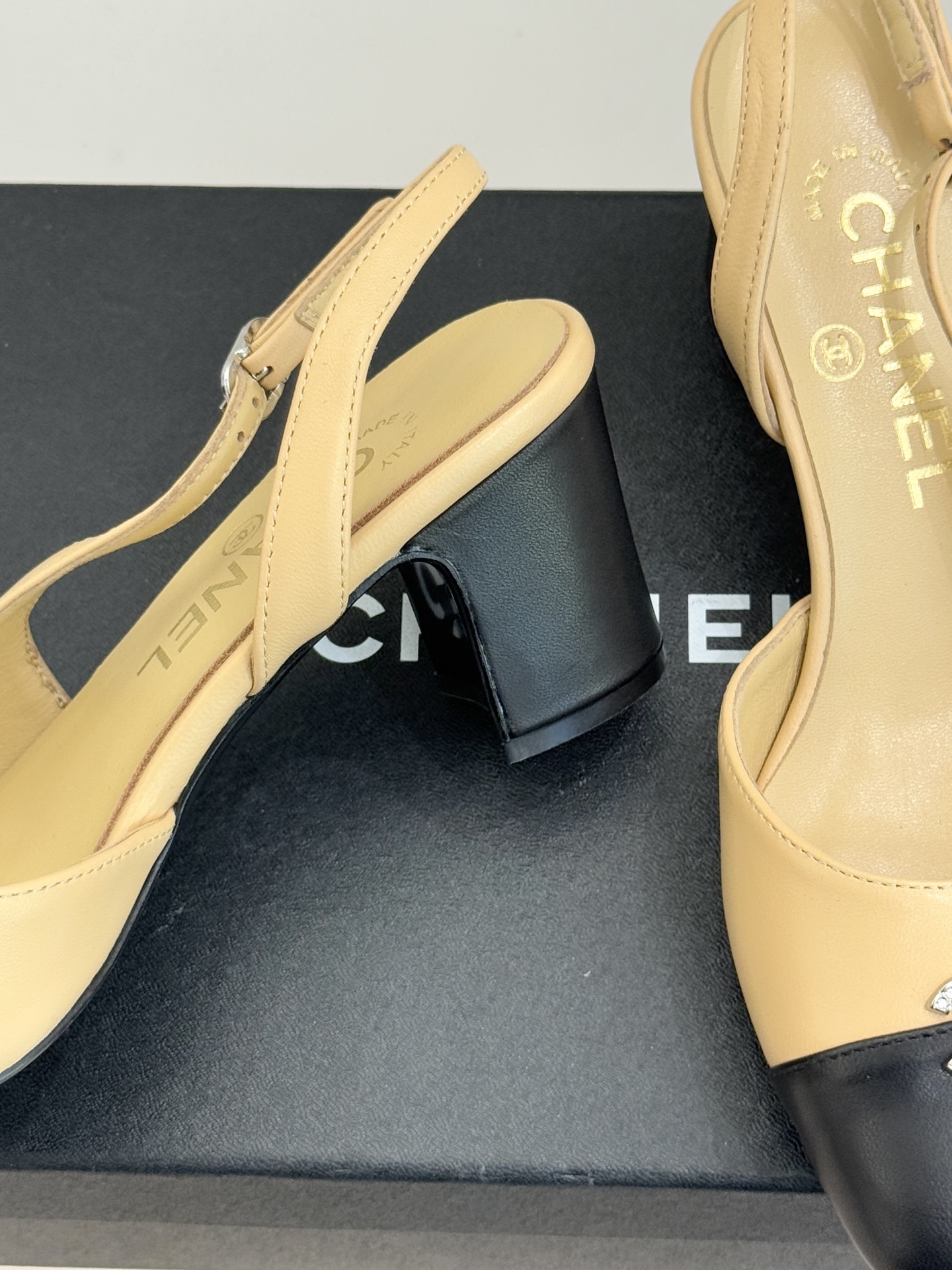 CHANE*｜小香25K拼色双C粗跟凉鞋当拼色灵感邂逅小香标志性元素这款凉鞋就成为夏日优雅代名词双C标志