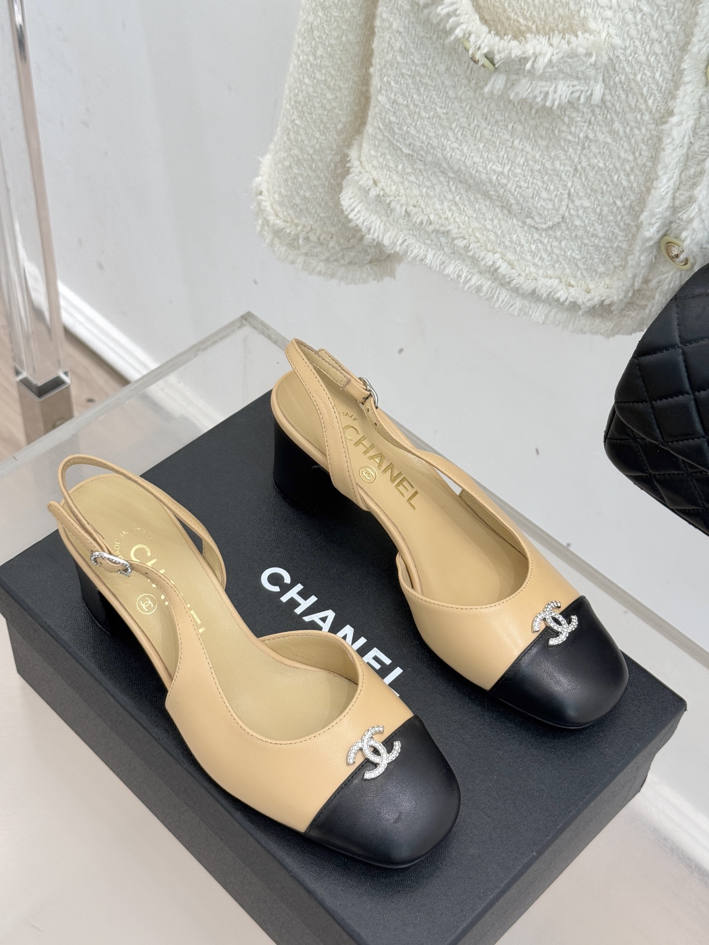 CHANE*｜小香25K拼色双C粗跟凉鞋当拼色灵感邂逅小香标志性元素这款凉鞋就成为夏日优雅代名词双C标志