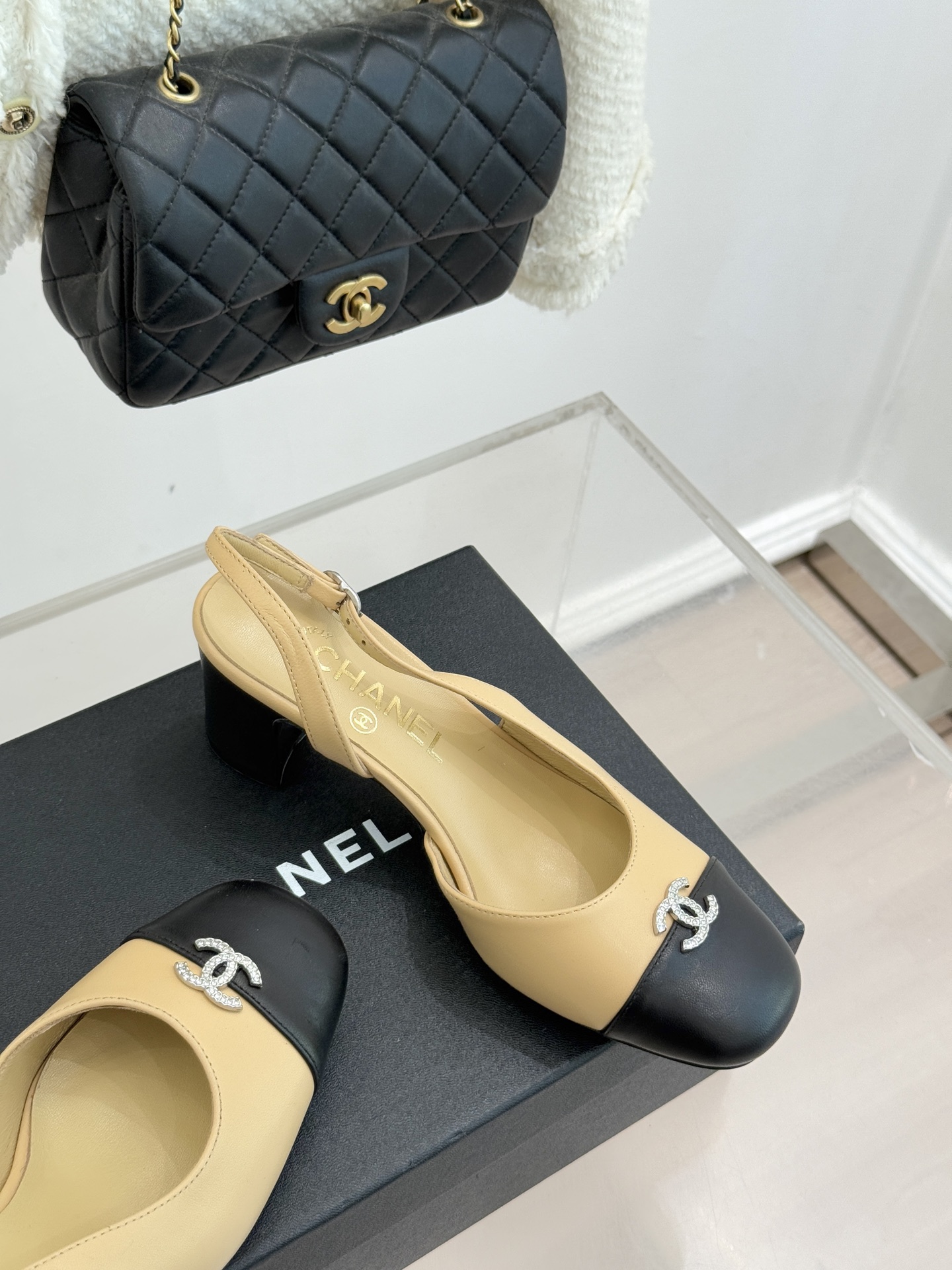 CHANE*｜小香25K拼色双C粗跟凉鞋当拼色灵感邂逅小香标志性元素这款凉鞋就成为夏日优雅代名词双C标志