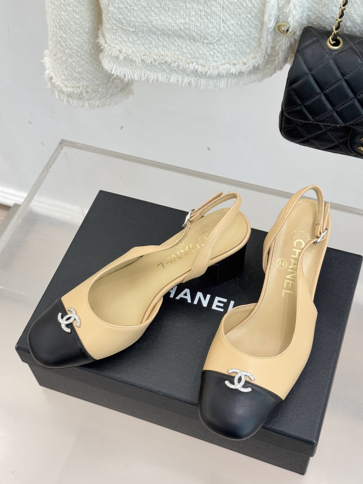 CHANE*｜小香25K拼色双C粗跟凉鞋当拼色灵感邂逅小香标志性元素这款凉鞋就成为夏日优雅代名词双C标志