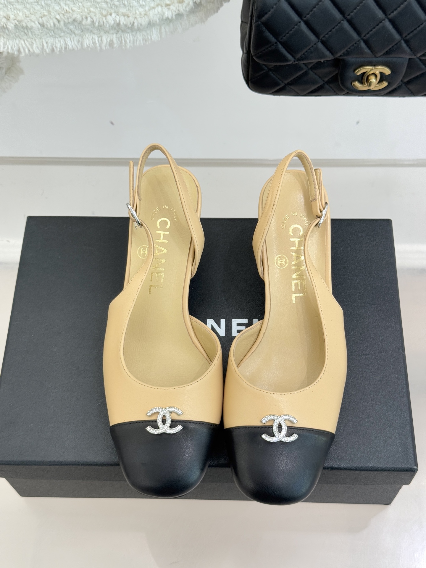 CHANE*｜小香25K拼色双C粗跟凉鞋当拼色灵感邂逅小香标志性元素这款凉鞋就成为夏日优雅代名词双C标志