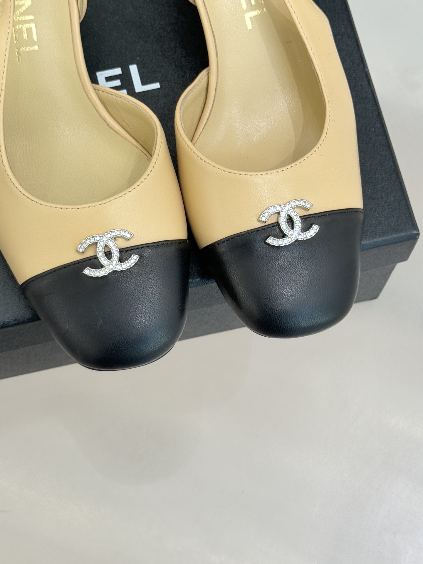 CHANE*｜小香25K拼色双C粗跟凉鞋当拼色灵感邂逅小香标志性元素这款凉鞋就成为夏日优雅代名词双C标志