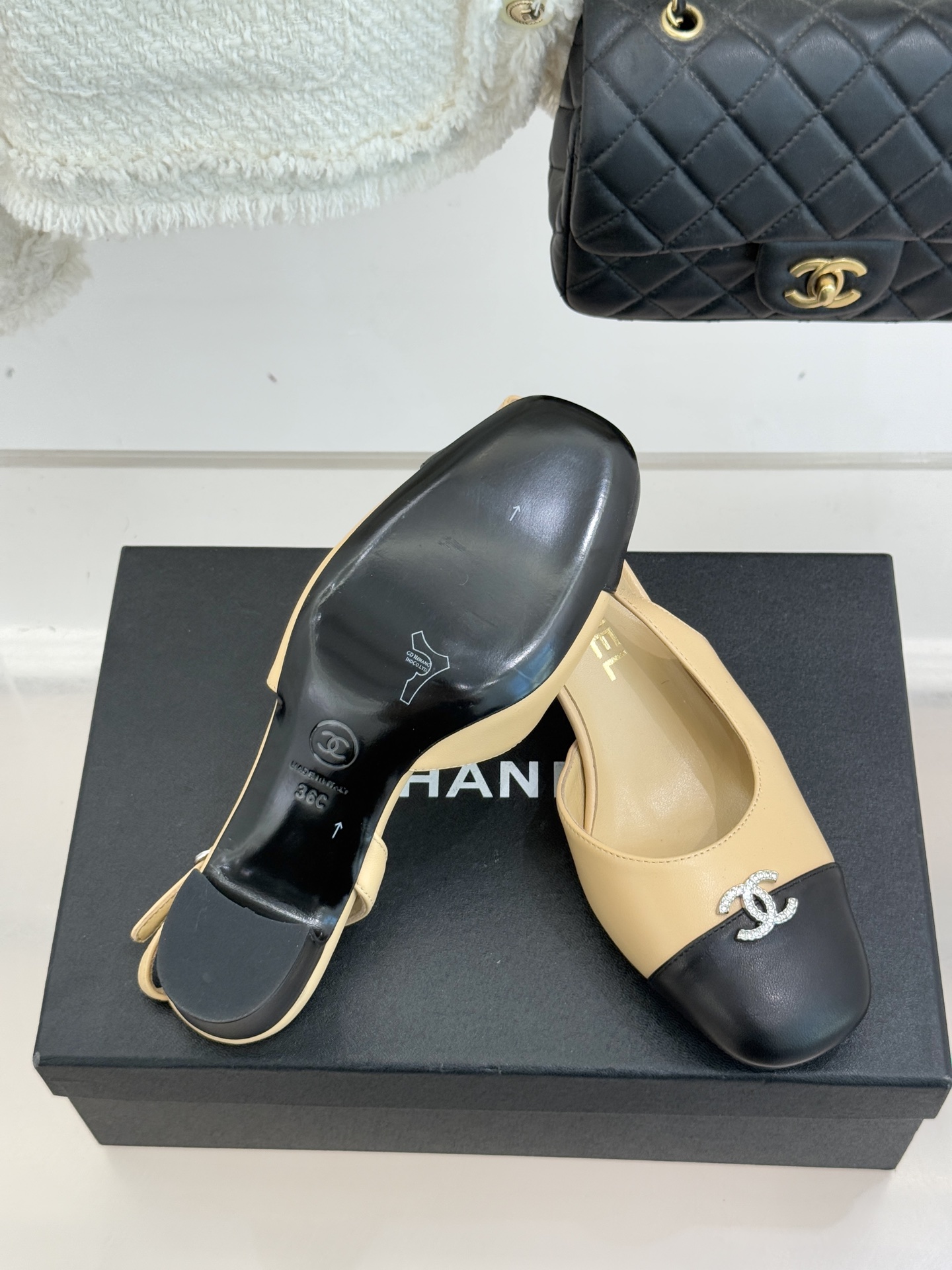 CHANE*｜小香25K拼色双C粗跟凉鞋当拼色灵感邂逅小香标志性元素这款凉鞋就成为夏日优雅代名词双C标志