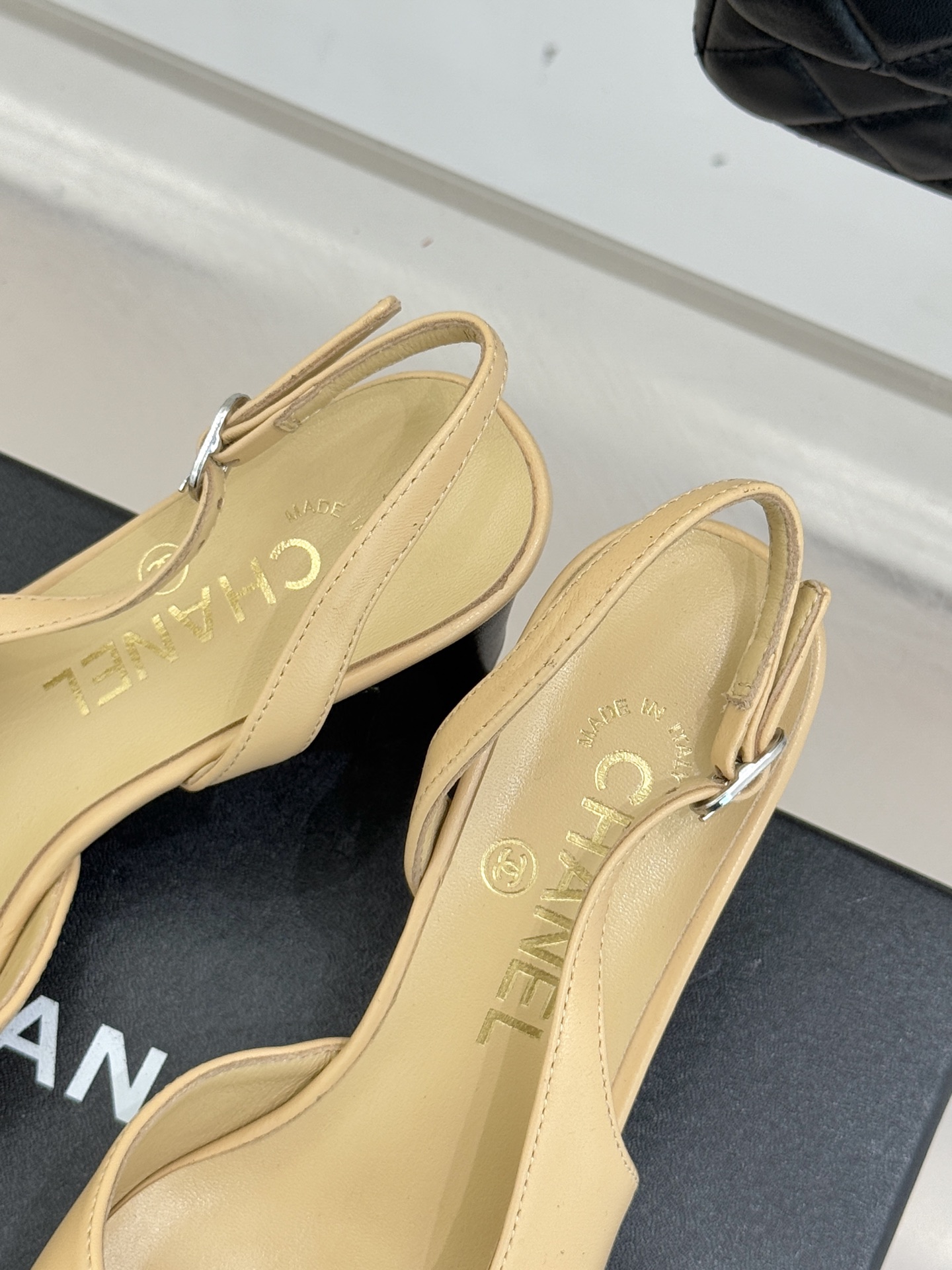 CHANE*｜小香25K拼色双C粗跟凉鞋当拼色灵感邂逅小香标志性元素这款凉鞋就成为夏日优雅代名词双C标志