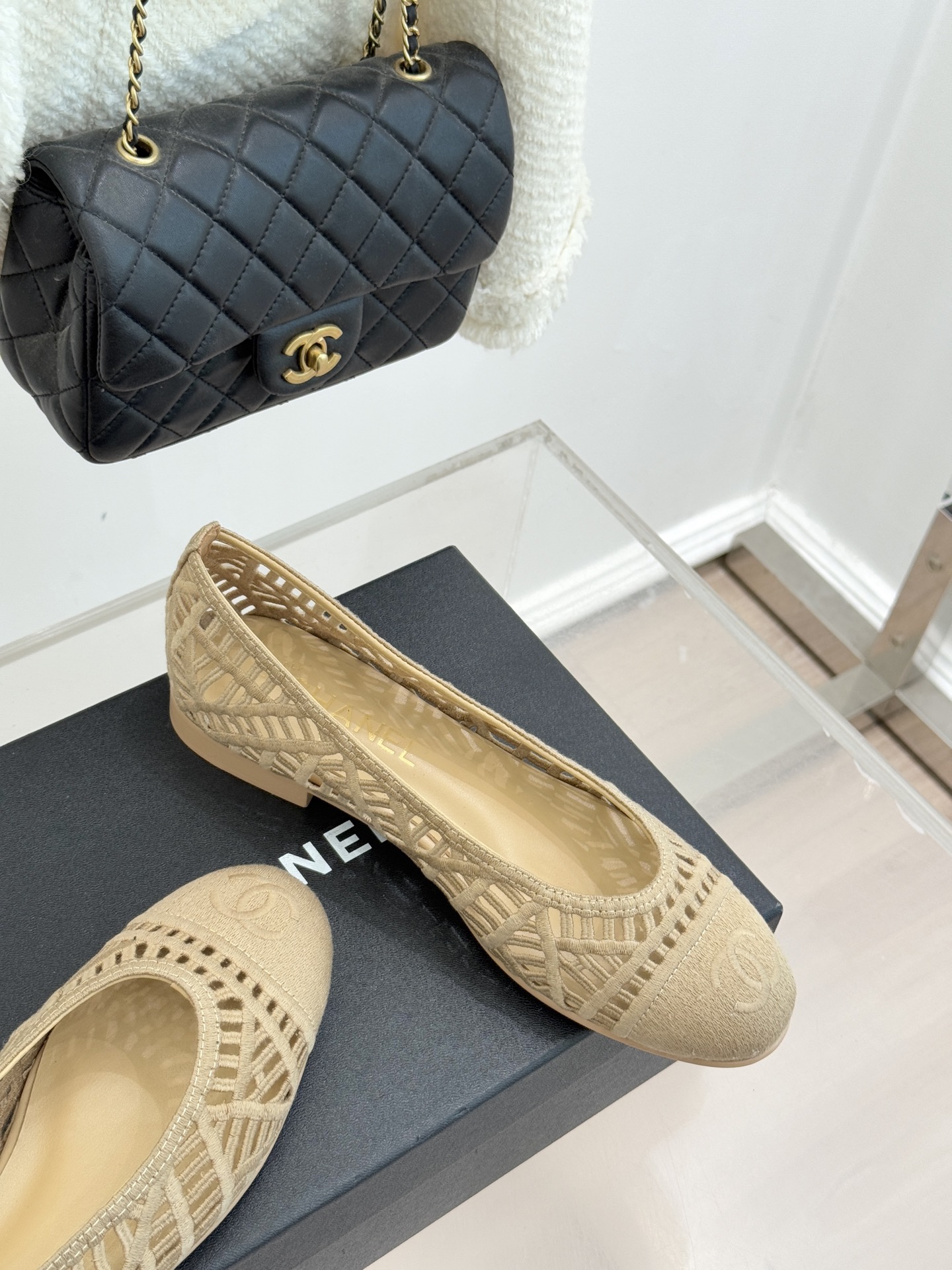 CHANE*｜小香26C镂空编织双C芭蕾舞鞋当高定针织工艺邂逅芭蕾鞋的经典廓形这双芭蕾舞鞋 为法式优雅注