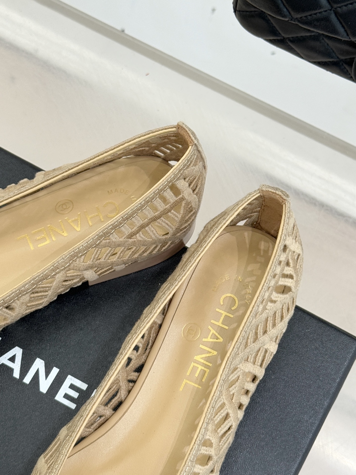 CHANE*｜小香26C镂空编织双C芭蕾舞鞋当高定针织工艺邂逅芭蕾鞋的经典廓形这双芭蕾舞鞋 为法式优雅注