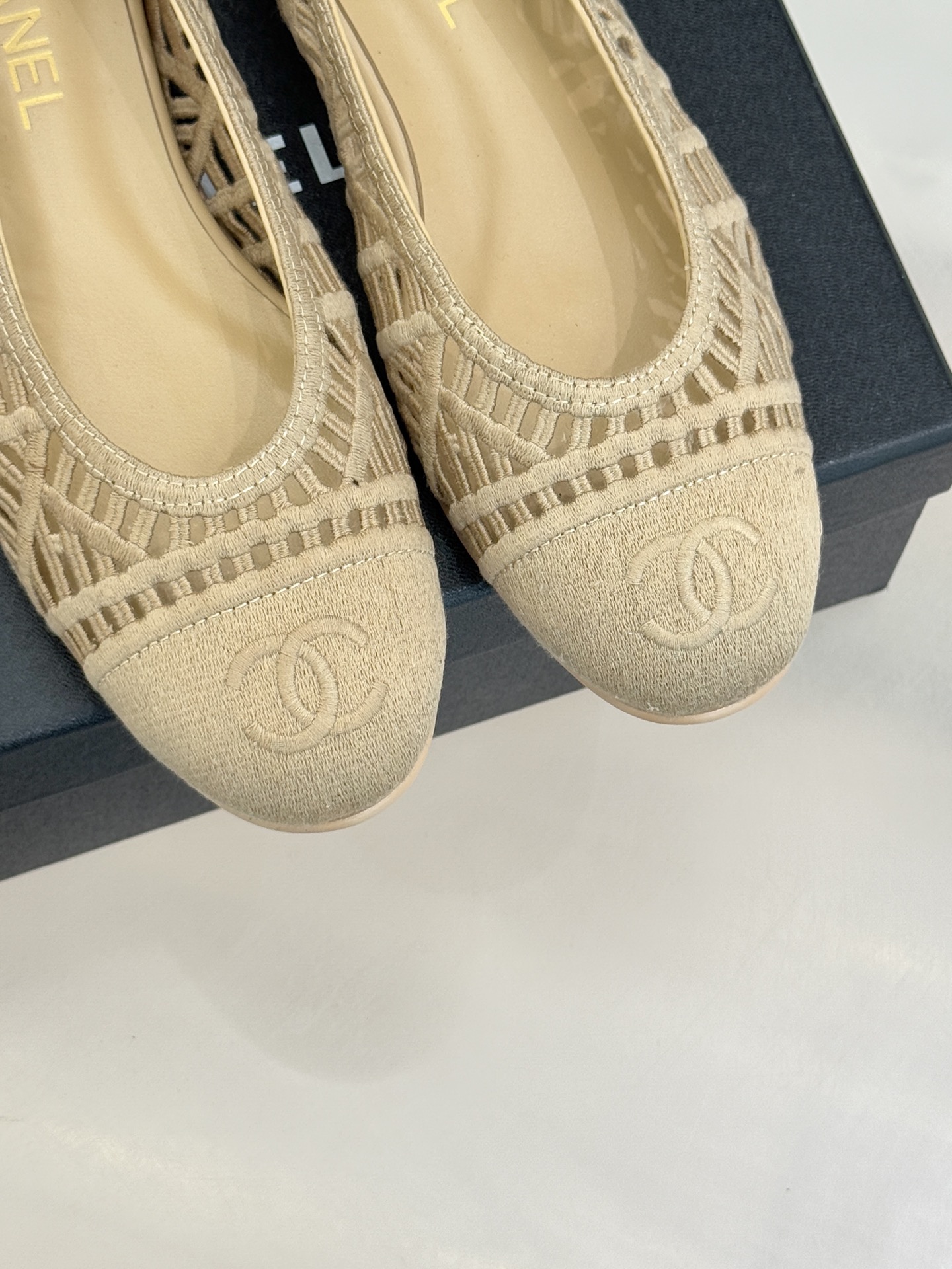 CHANE*｜小香26C镂空编织双C芭蕾舞鞋当高定针织工艺邂逅芭蕾鞋的经典廓形这双芭蕾舞鞋 为法式优雅注