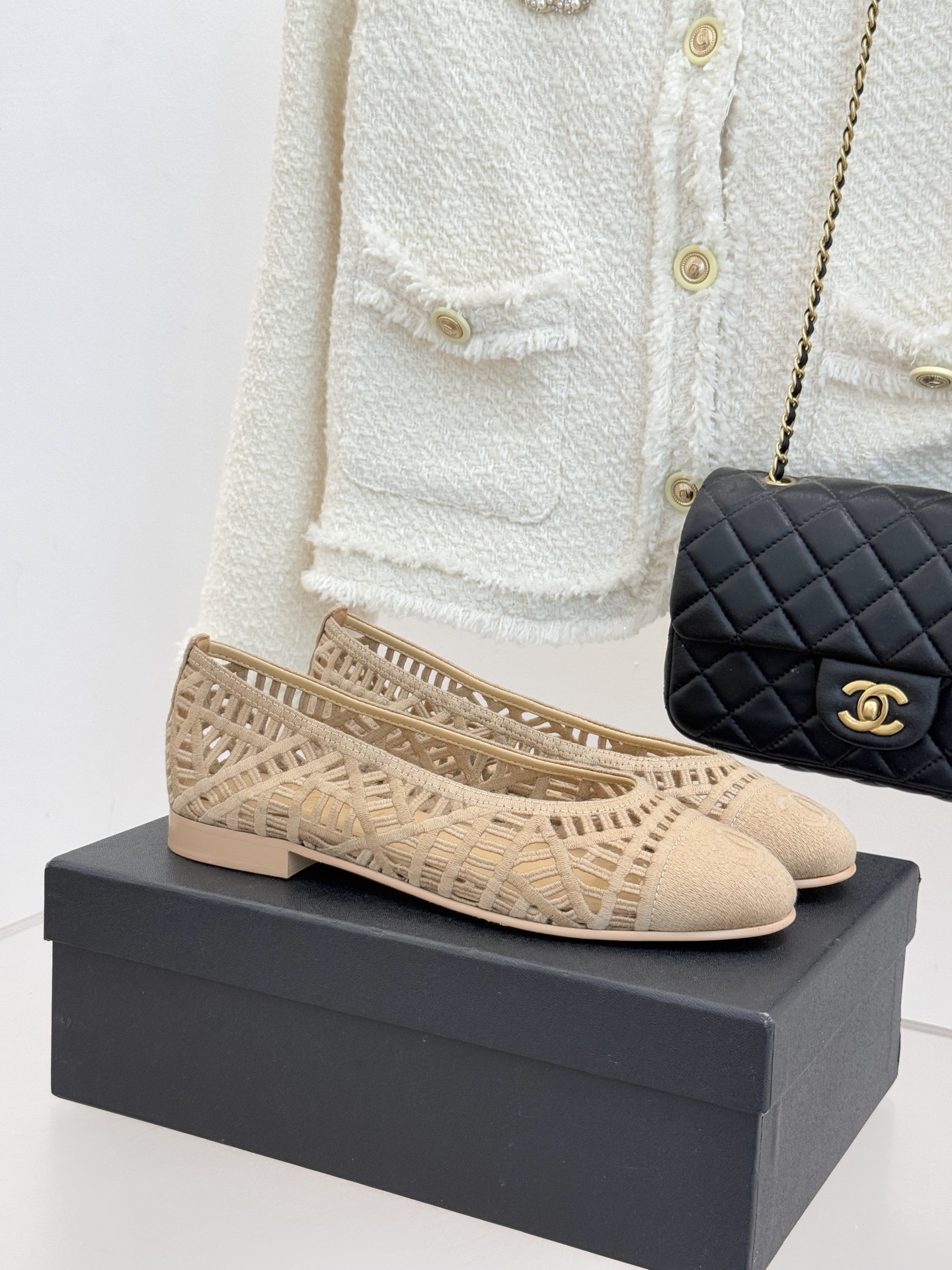 CHANE*｜小香26C镂空编织双C芭蕾舞鞋当高定针织工艺邂逅芭蕾鞋的经典廓形这双芭蕾舞鞋 为法式优雅注