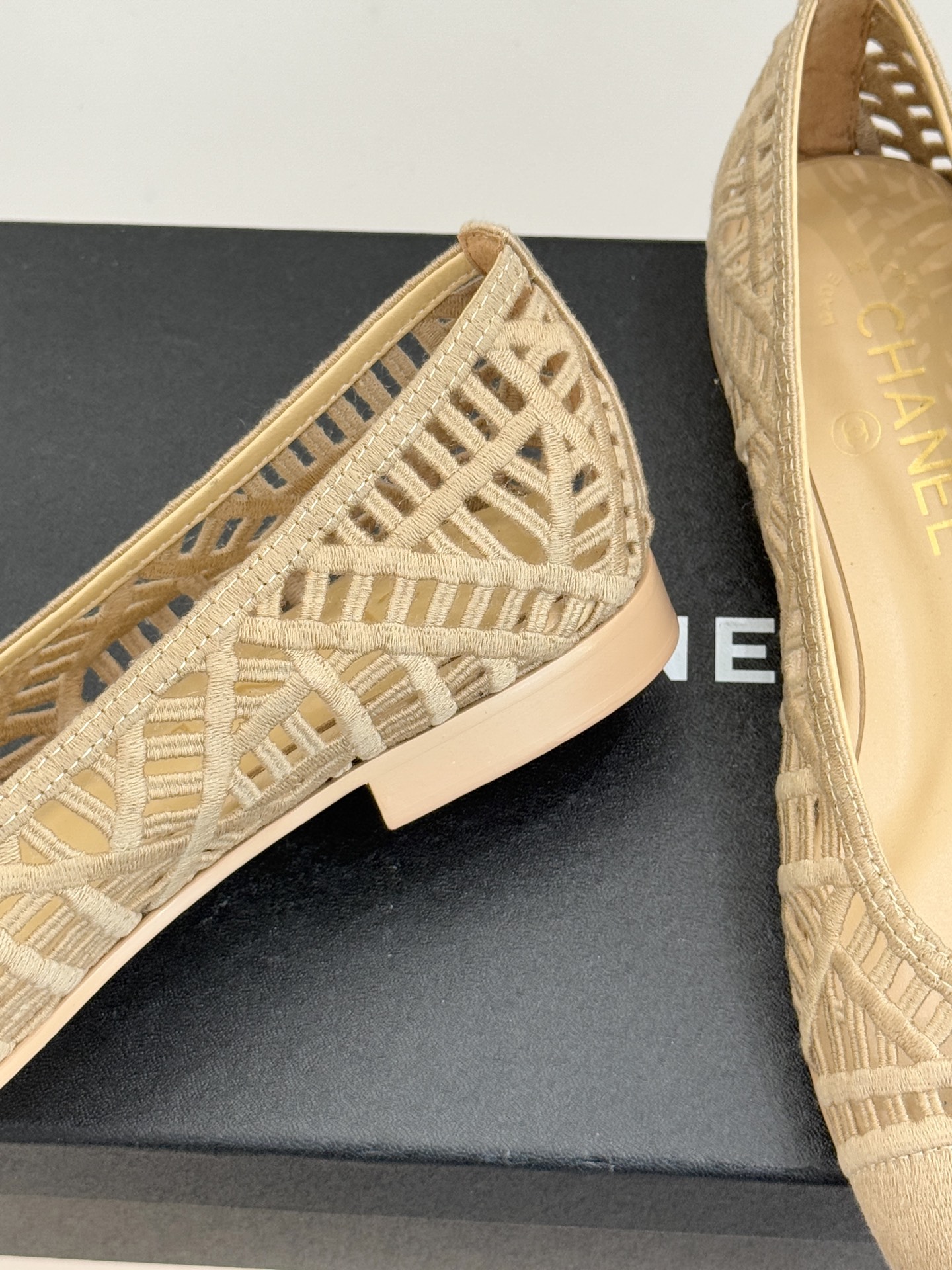 CHANE*｜小香26C镂空编织双C芭蕾舞鞋当高定针织工艺邂逅芭蕾鞋的经典廓形这双芭蕾舞鞋 为法式优雅注