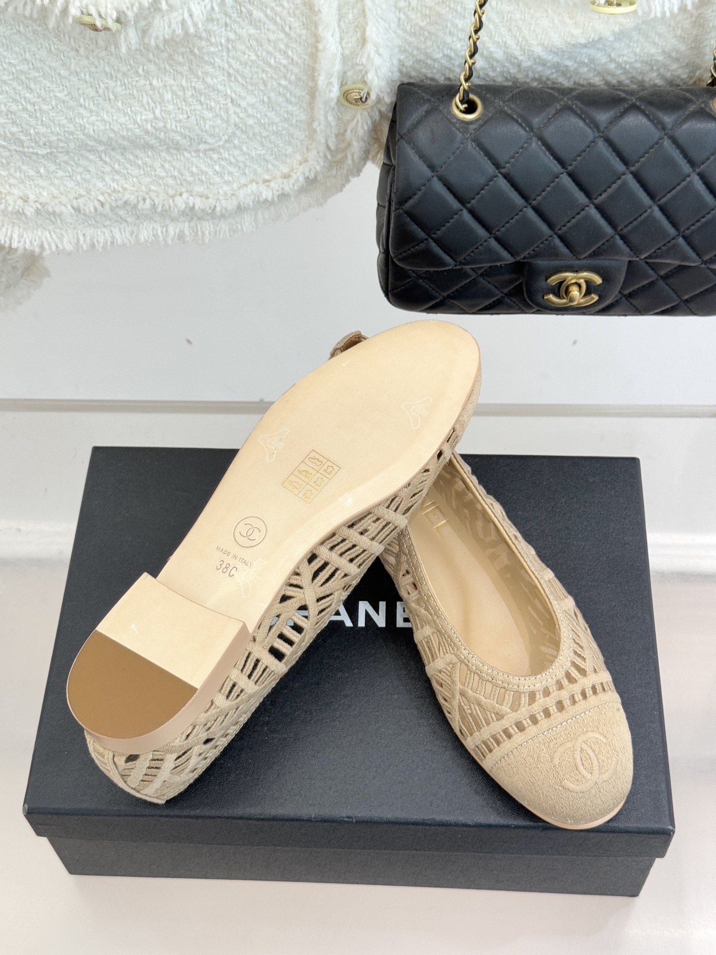 CHANE*｜小香26C镂空编织双C芭蕾舞鞋当高定针织工艺邂逅芭蕾鞋的经典廓形这双芭蕾舞鞋 为法式优雅注