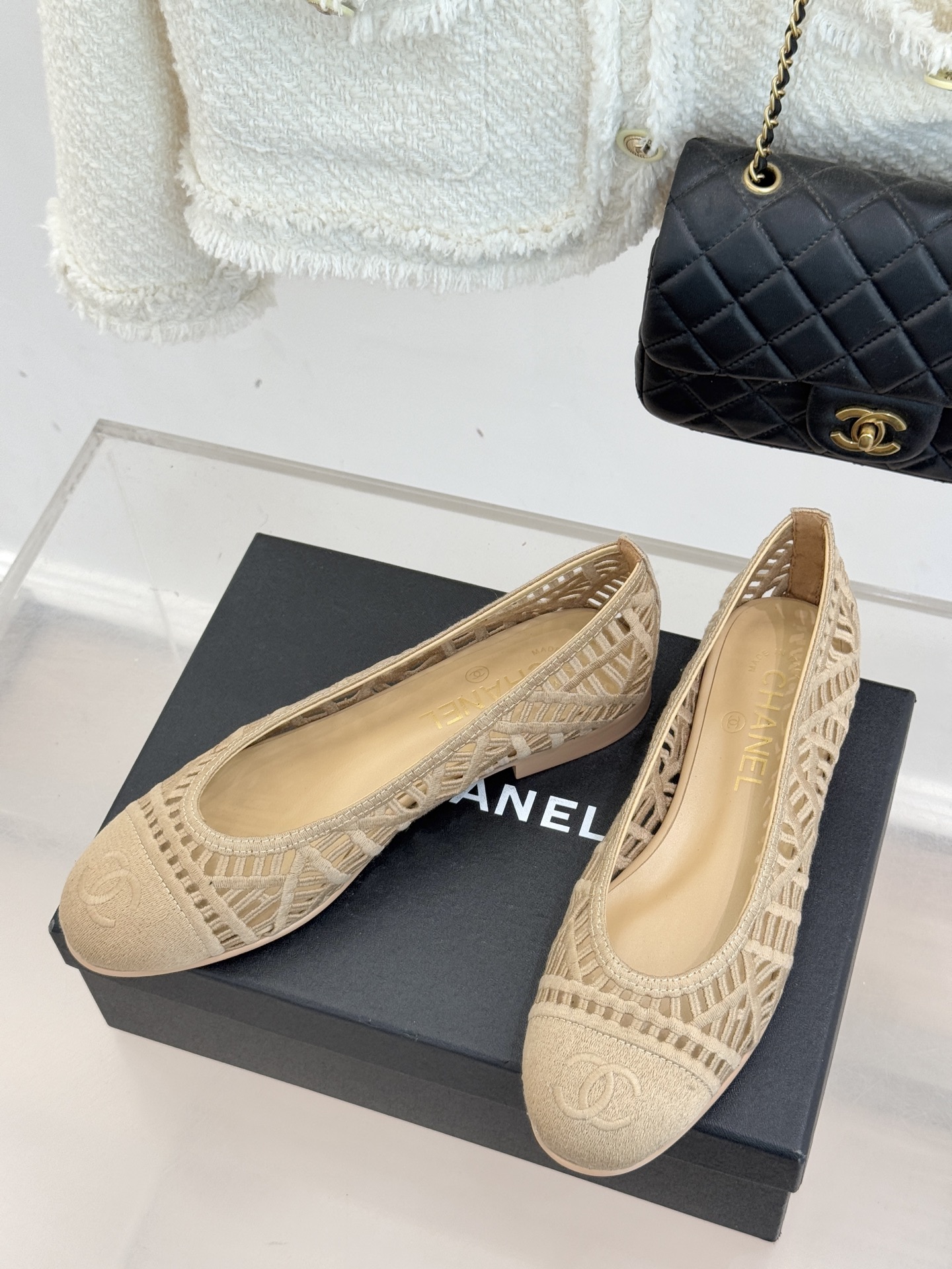 CHANE*｜小香26C镂空编织双C芭蕾舞鞋当高定针织工艺邂逅芭蕾鞋的经典廓形这双芭蕾舞鞋 为法式优雅注