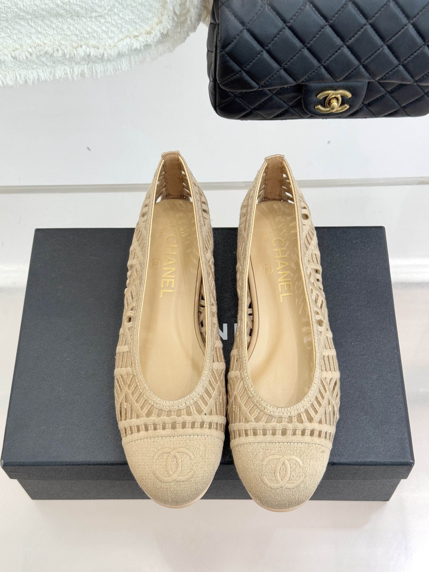 CHANE*｜小香26C镂空编织双C芭蕾舞鞋当高定针织工艺邂逅芭蕾鞋的经典廓形这双芭蕾舞鞋 为法式优雅注