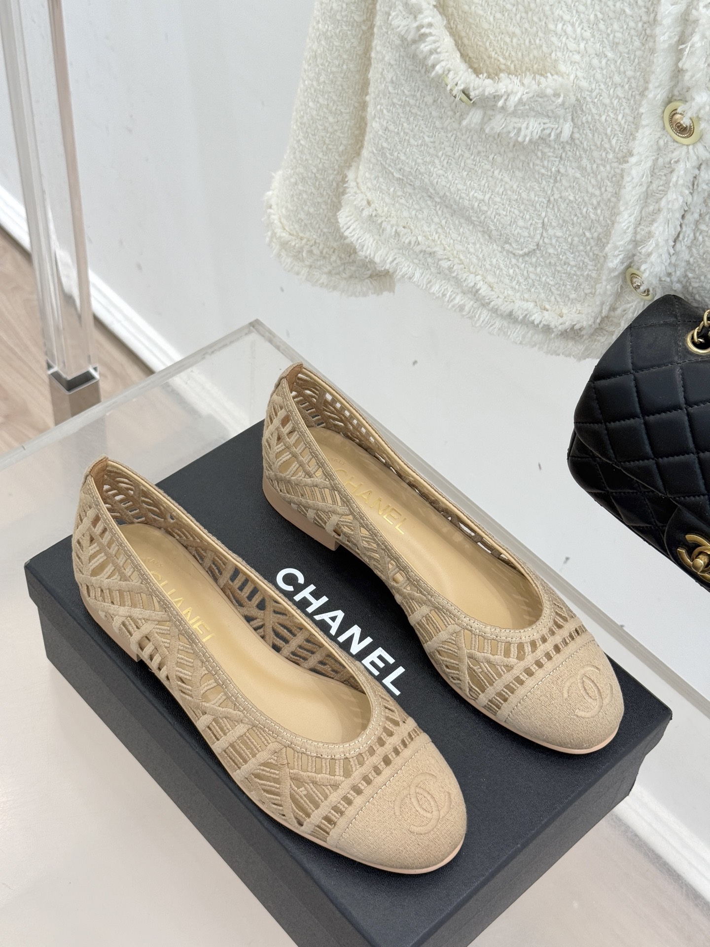 CHANE*｜小香26C镂空编织双C芭蕾舞鞋当高定针织工艺邂逅芭蕾鞋的经典廓形这双芭蕾舞鞋 为法式优雅注