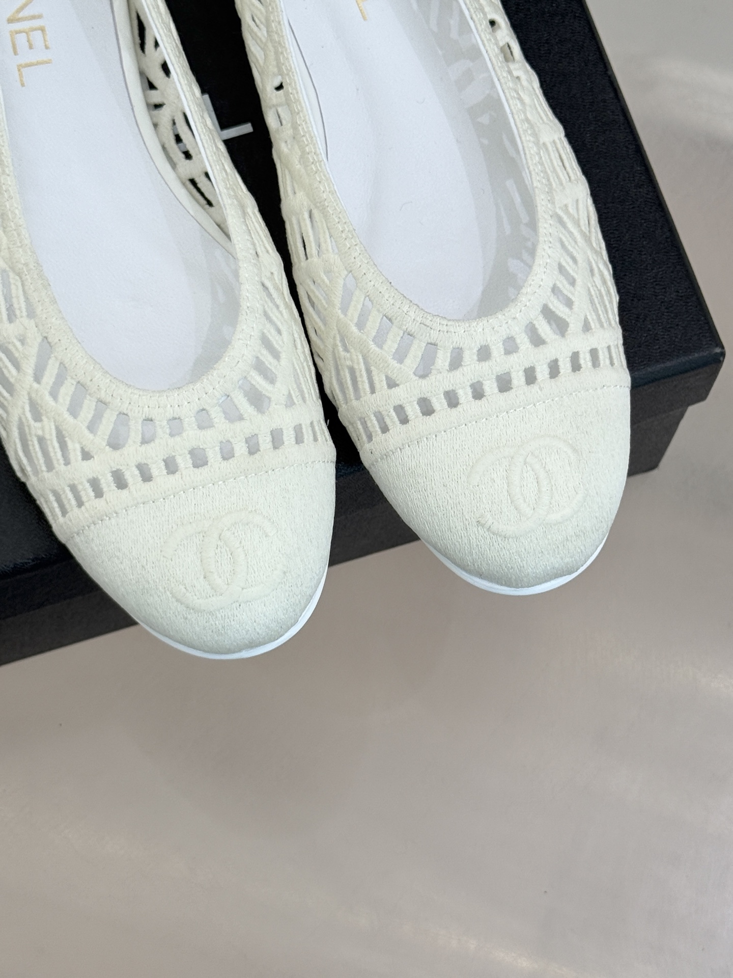 CHANE*｜小香26C镂空编织双C芭蕾舞鞋当高定针织工艺邂逅芭蕾鞋的经典廓形这双芭蕾舞鞋 为法式优雅注