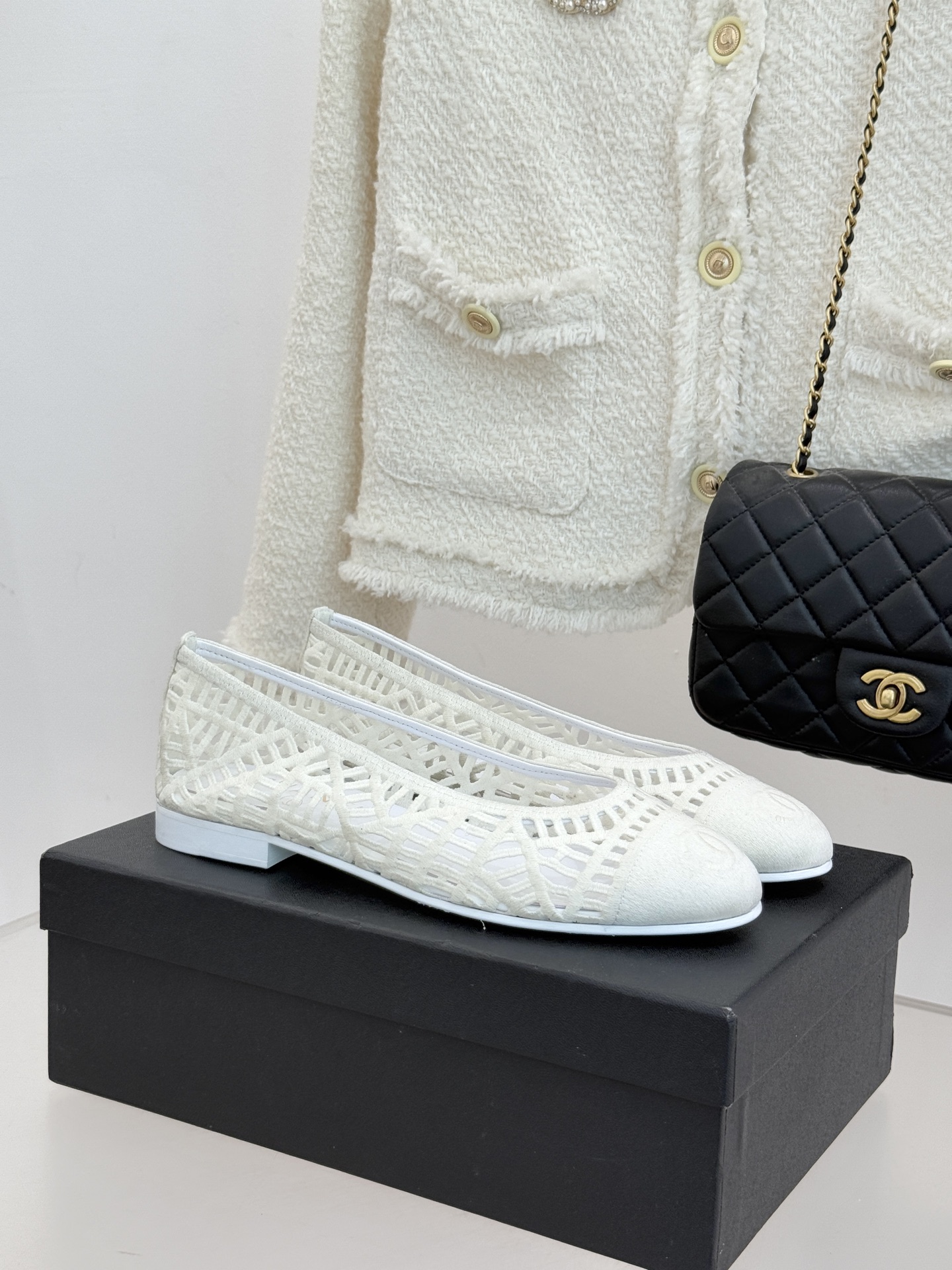 CHANE*｜小香26C镂空编织双C芭蕾舞鞋当高定针织工艺邂逅芭蕾鞋的经典廓形这双芭蕾舞鞋 为法式优雅注