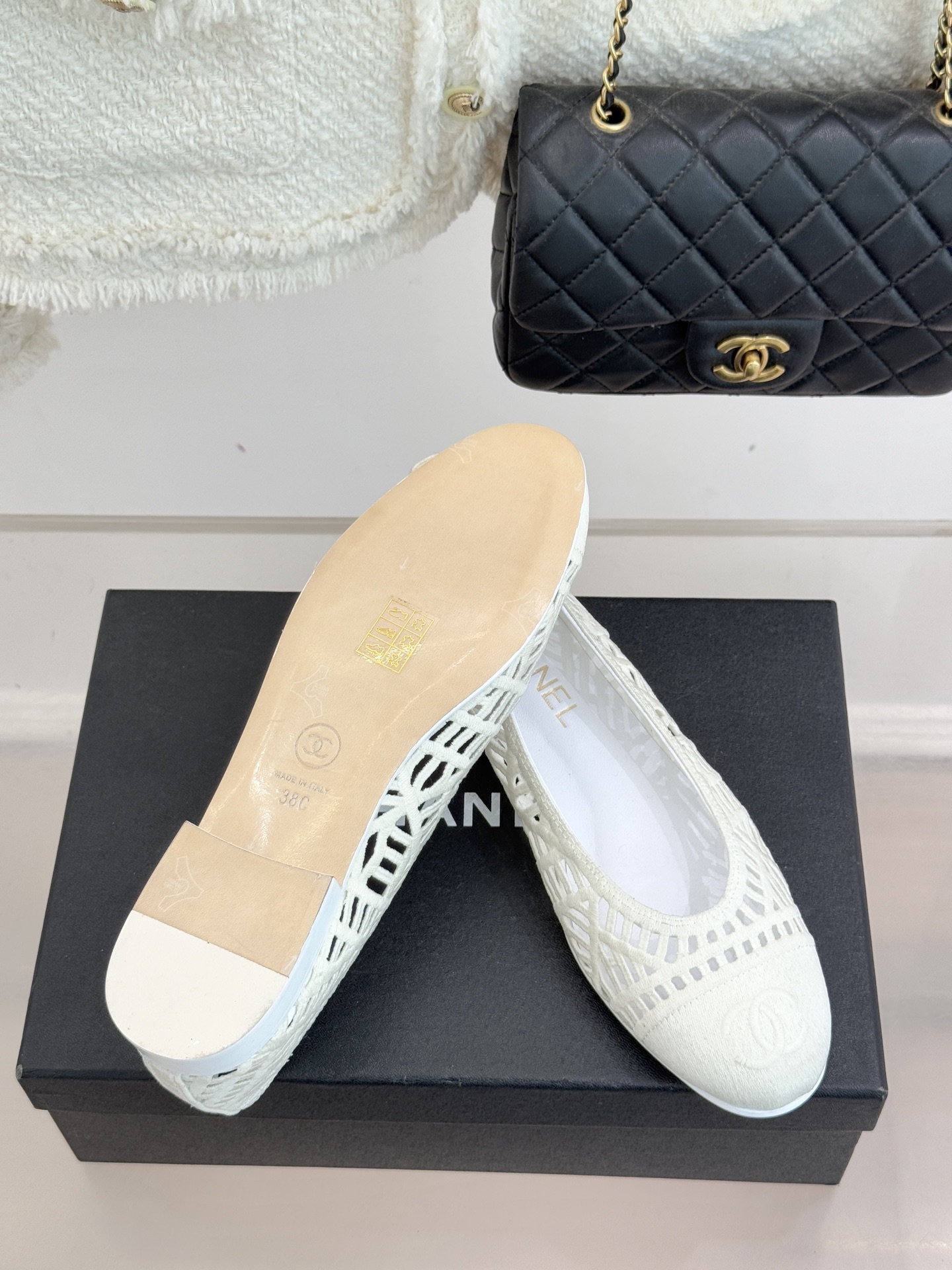 CHANE*｜小香26C镂空编织双C芭蕾舞鞋当高定针织工艺邂逅芭蕾鞋的经典廓形这双芭蕾舞鞋 为法式优雅注